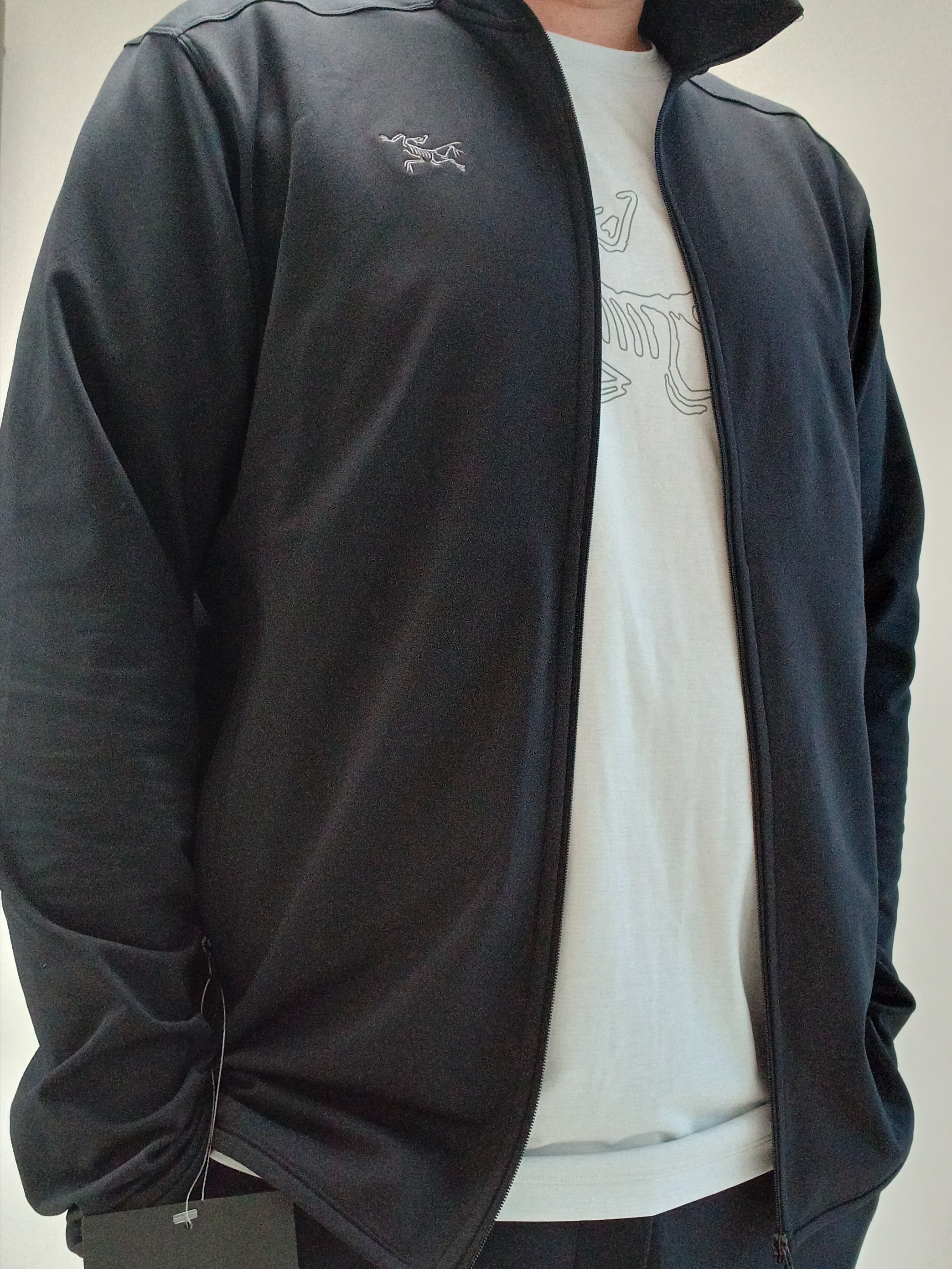 Arc'teryx Cormac Logo SS T-Shirt Atmos Heather, Arc'teryx Kyanite Lightweight Jacket Black 착용 스타일 - 1