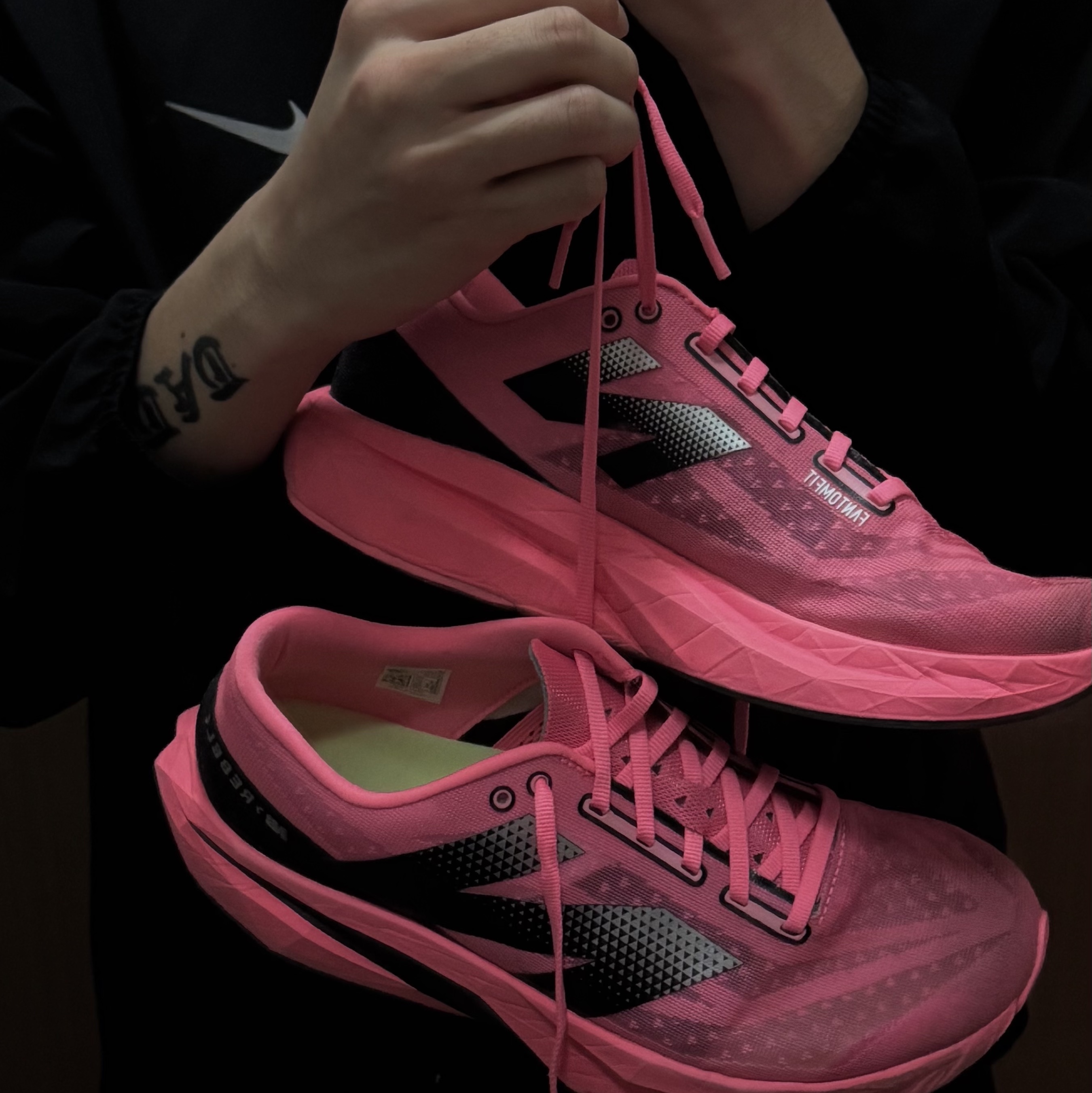 New Balance Fuelcell Rebel v4 Ultra Pink Black - D Standard 착용 스타일 - 1