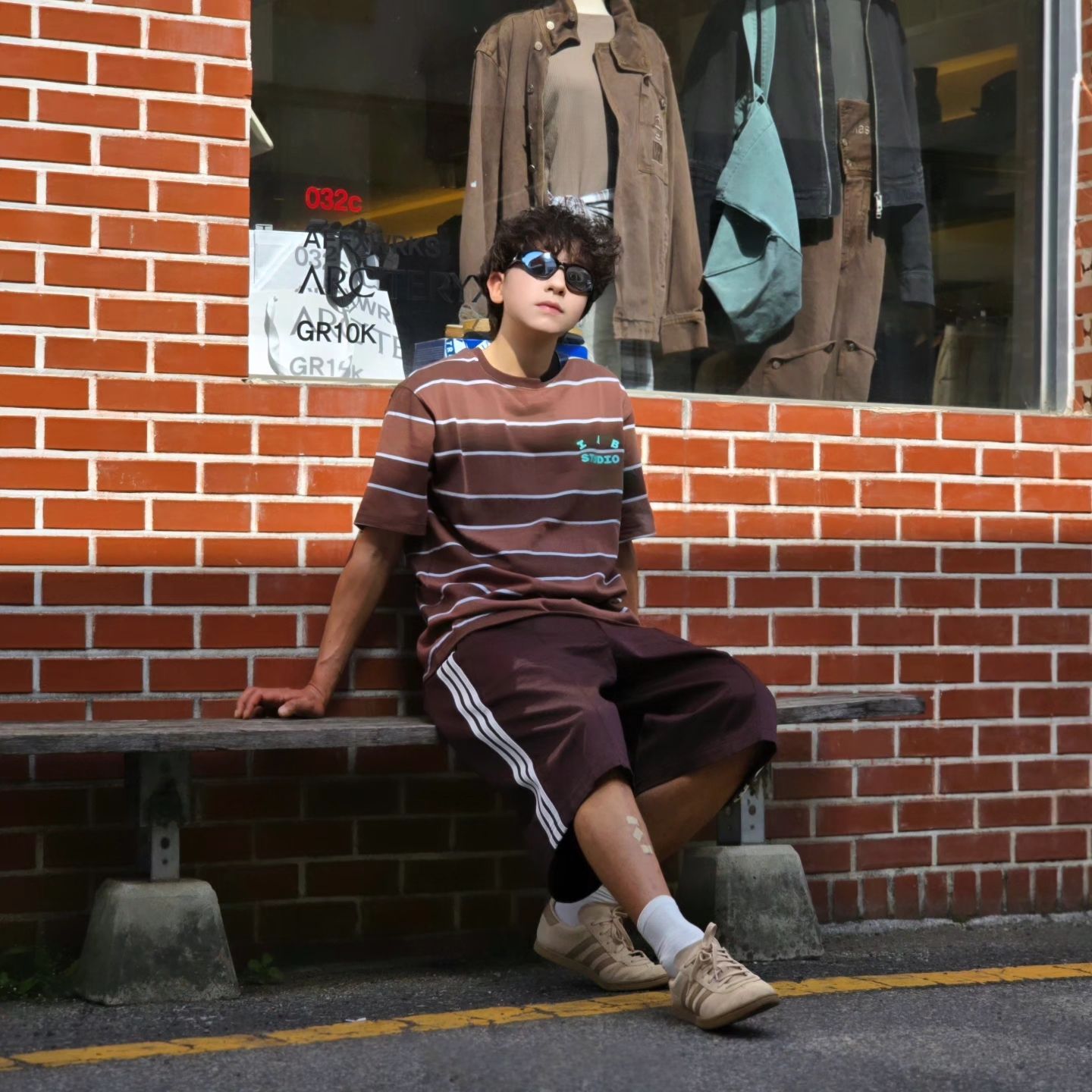 IAB Studio Striped T-Shirt Brown, Adidas Stadt Magic Beige 착용 스타일 - 2