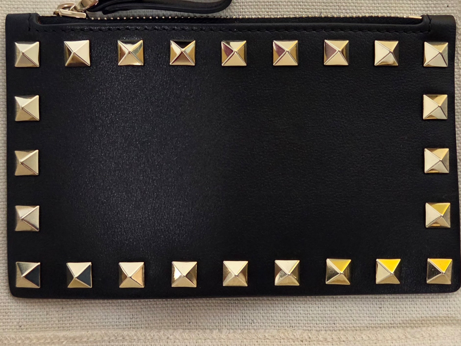 Valentino Rockstud Card Holder with Zipper Black 착용 스타일