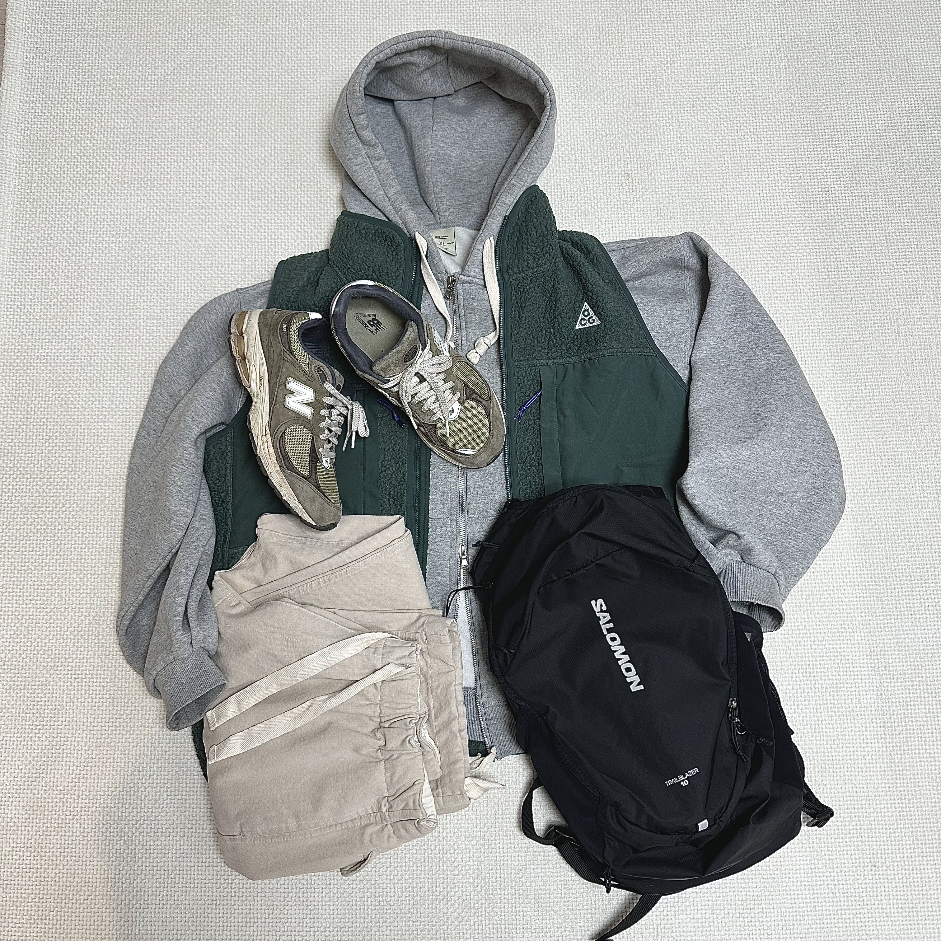 New Balance 2002R Special Vintage Khaki, Salomon Trailblazer 10 Black 착용 스타일 - 1