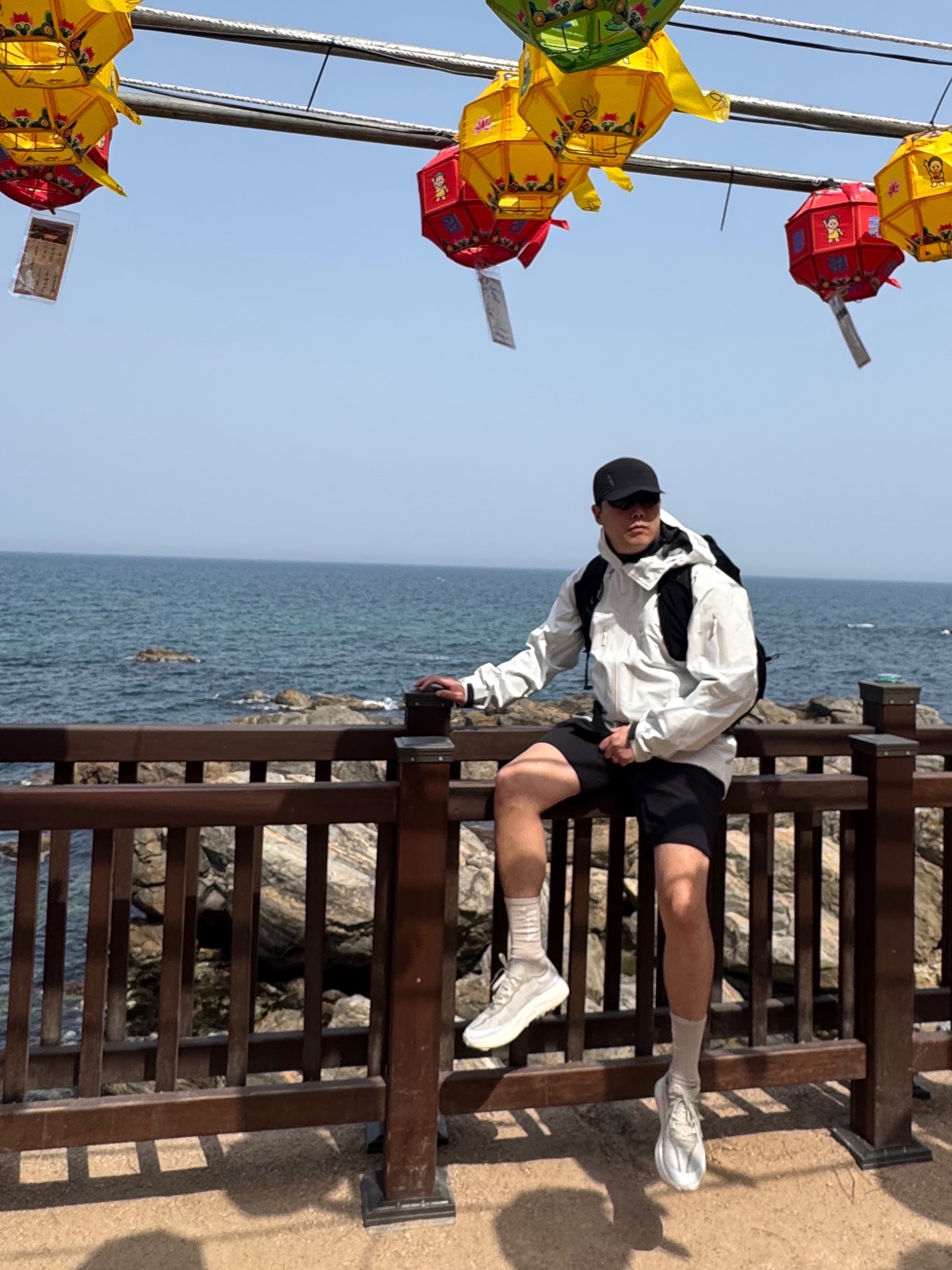 Arc'teryx Norvan Cap Black, Arc'teryx Alpha SV Jacket White Out 착용 스타일 - 2