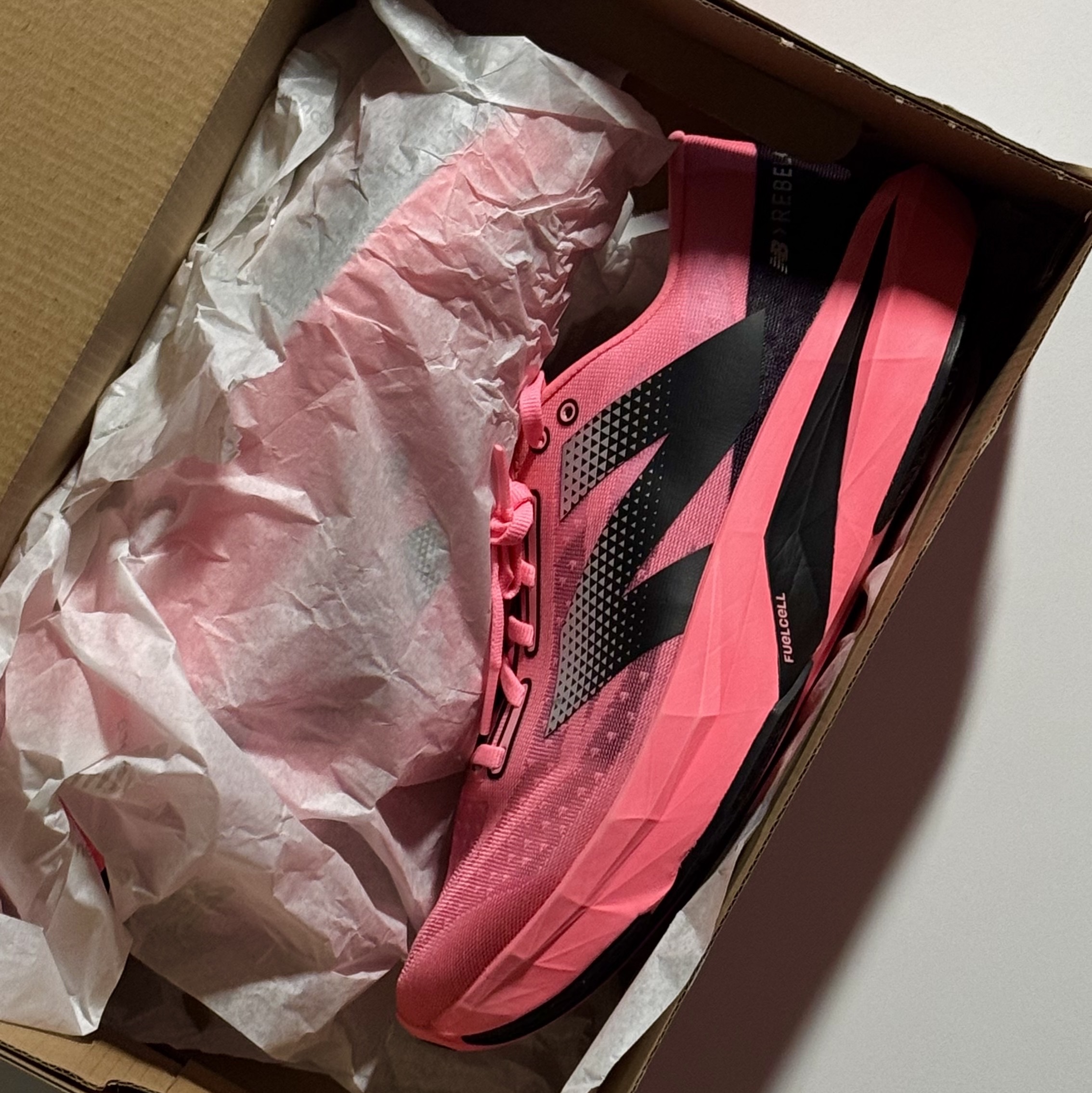 New Balance Fuelcell Rebel v4 Ultra Pink Black - D Standard 착용 스타일 - 2