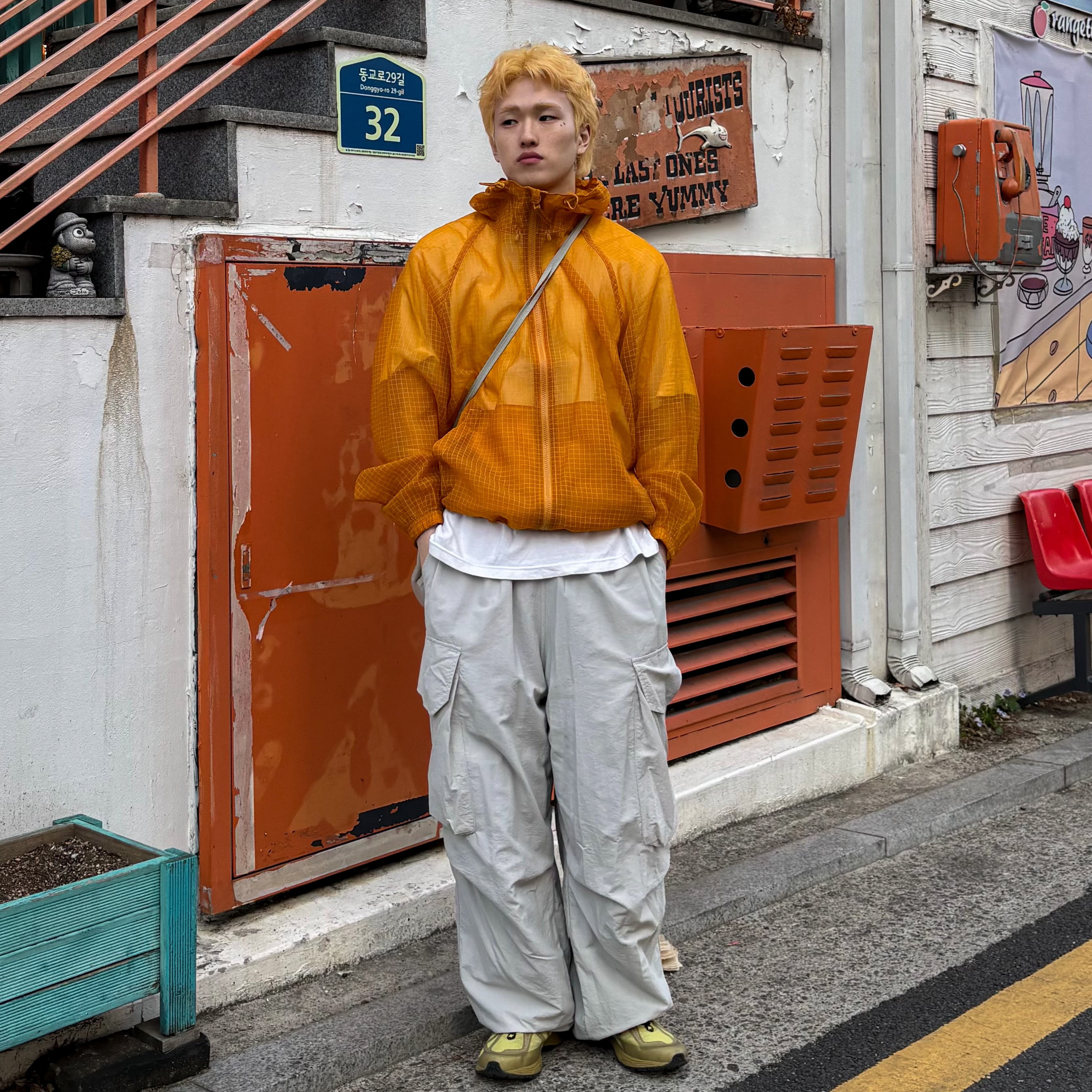 뉴발란스 x 케일 1906R 옐로우, 산산기어 크로스 백 웜 그레이 - 24SS 착용 스타일 - 2