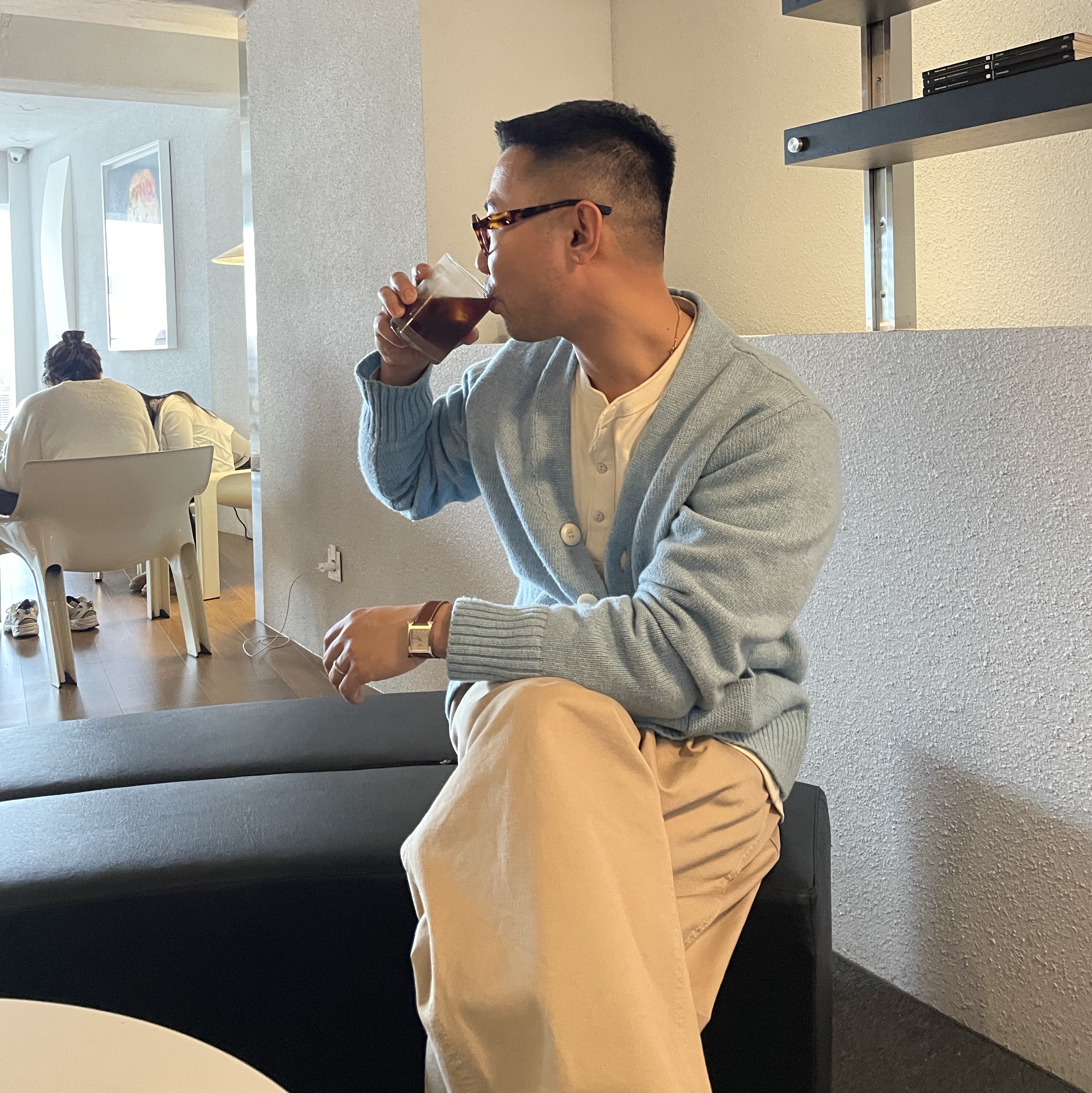 젠틀 몬스터 x 메종 마르지엘라 MM113 톨토이즈쉘 클리어, 나이키 에어맥스 플러스 화이트  착용 스타일 - 1