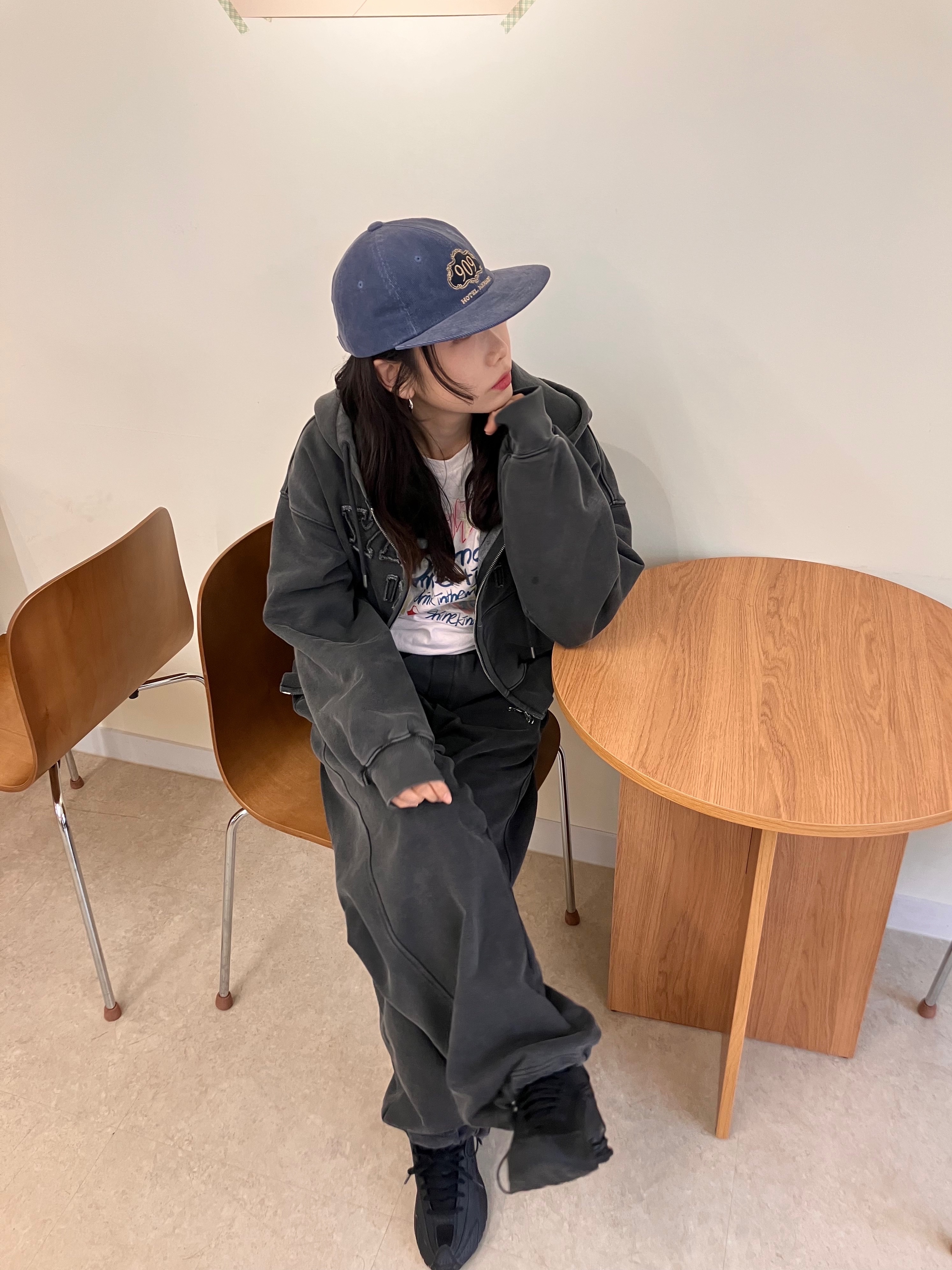 (W) 나이키 샥스 R4 블랙, 센티멍 넘버 247 이어링 실버 착용 스타일