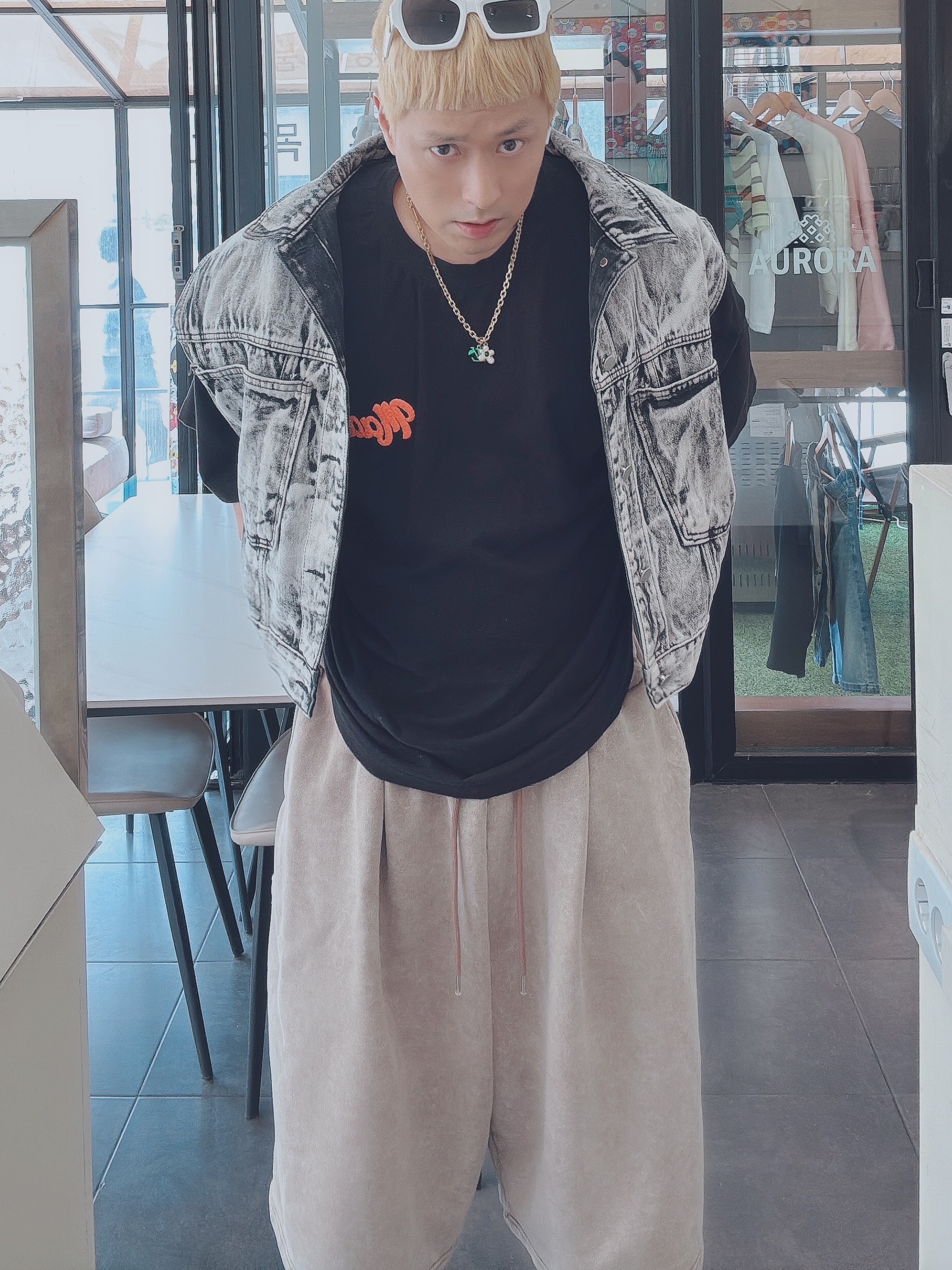 Louis Vuitton LV Trainer Maxi Sneakers Black, Louis Vuitton LV Blooming Pendant Gold 착용 스타일 - 2