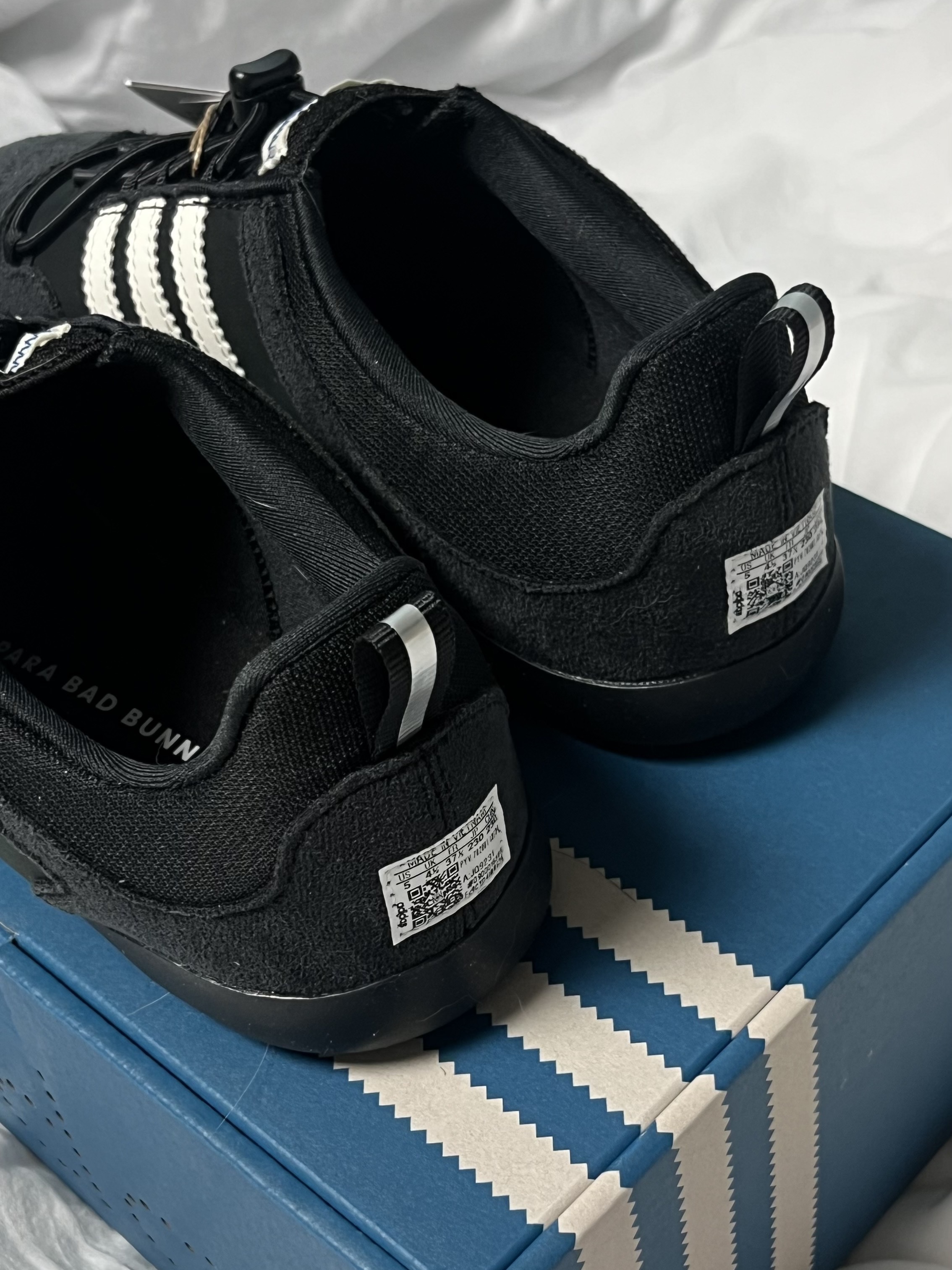 Adidas x Bad Bunny Ballerina Core Black Chalk White 착용 스타일 - 4