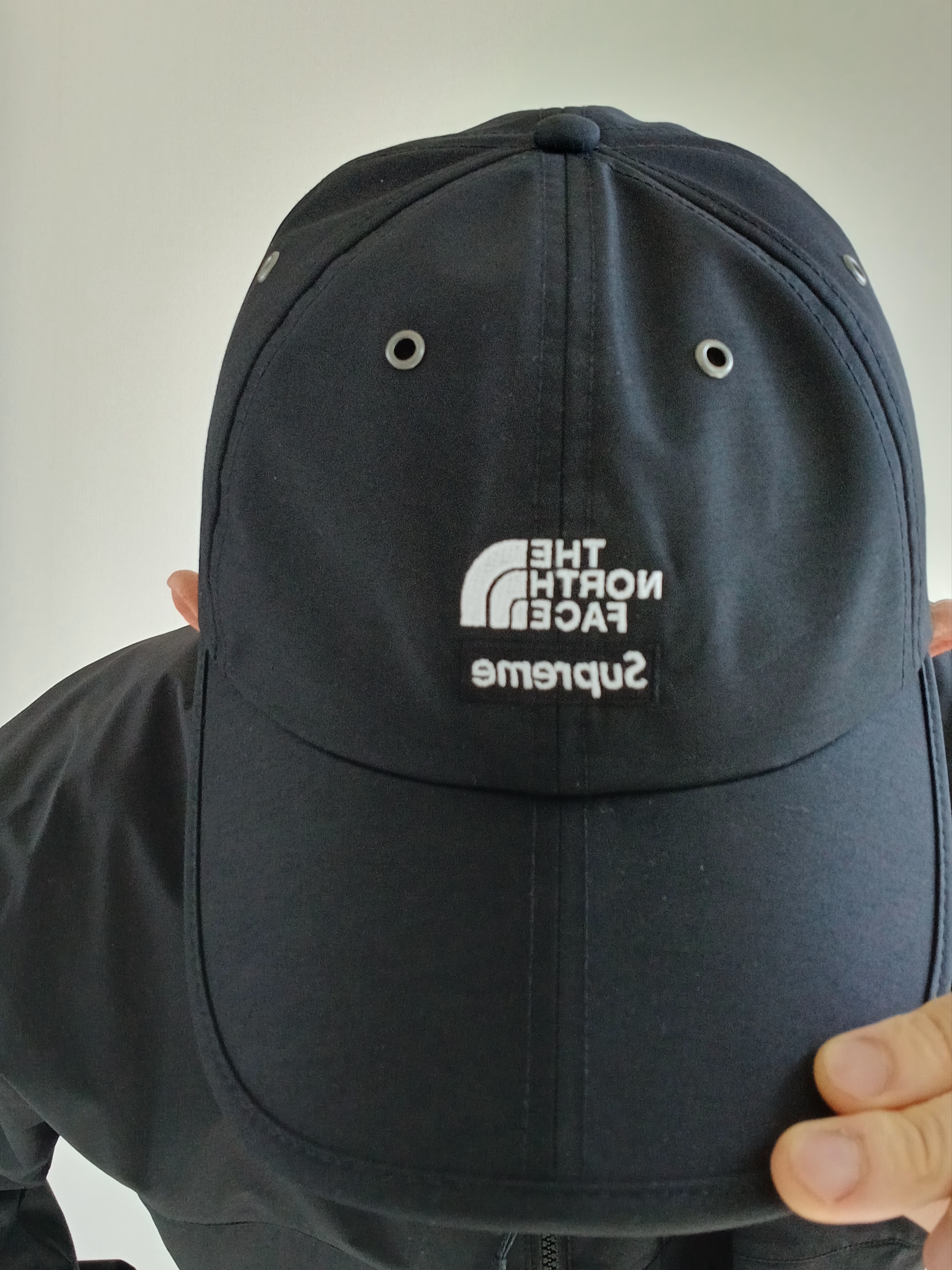 Supreme x The North Face Split 6-Panel Black - 24SS, Arc'teryx Squamish Hoody Black 착용 스타일 - 3