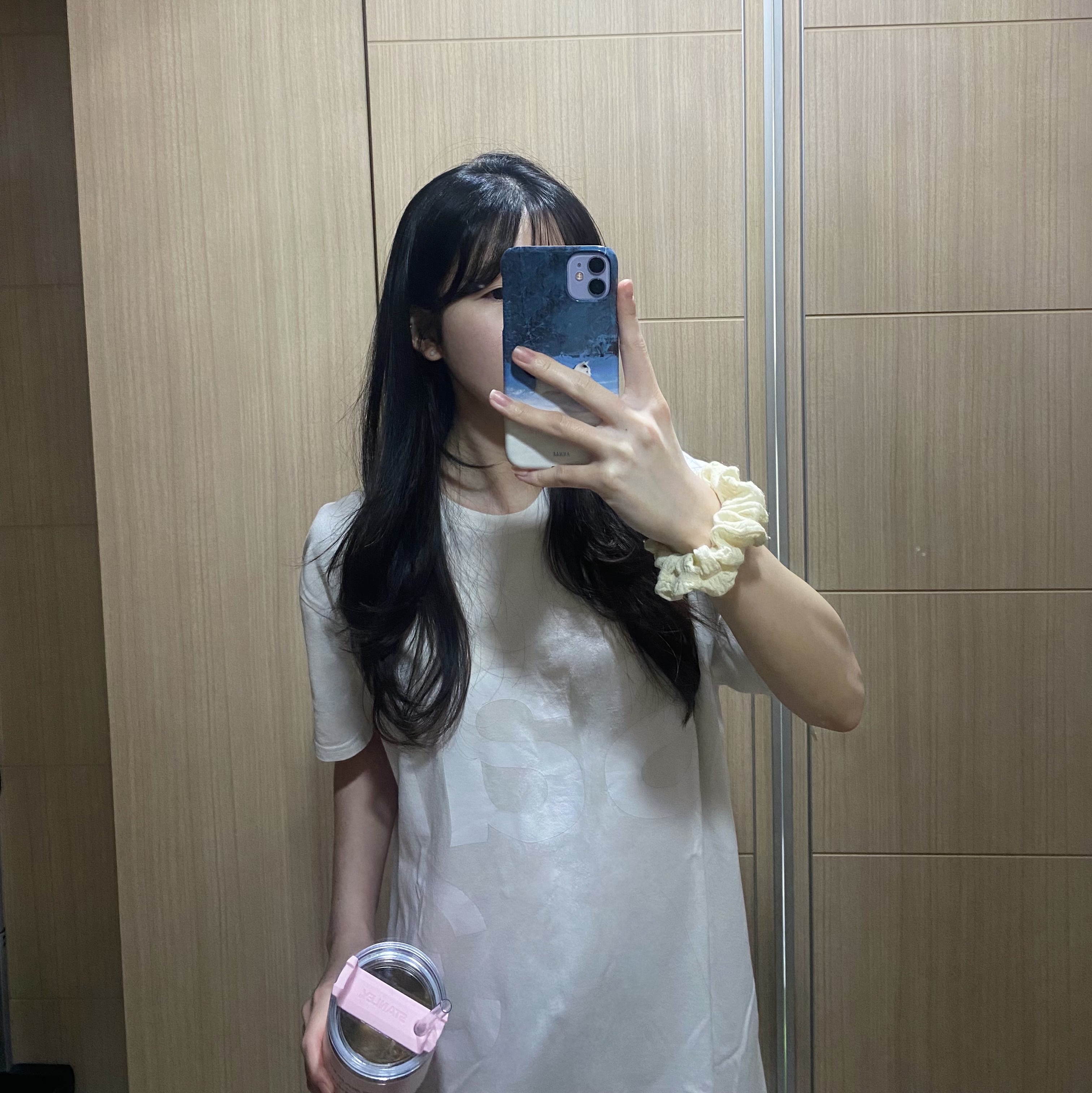 [KREAM 단독] 사파리스팟 베이직 사파리 티셔츠 화이트, 스타벅스 SS 홀리데이 프렌즈 켄처 텀블러 591ml 착용 스타일