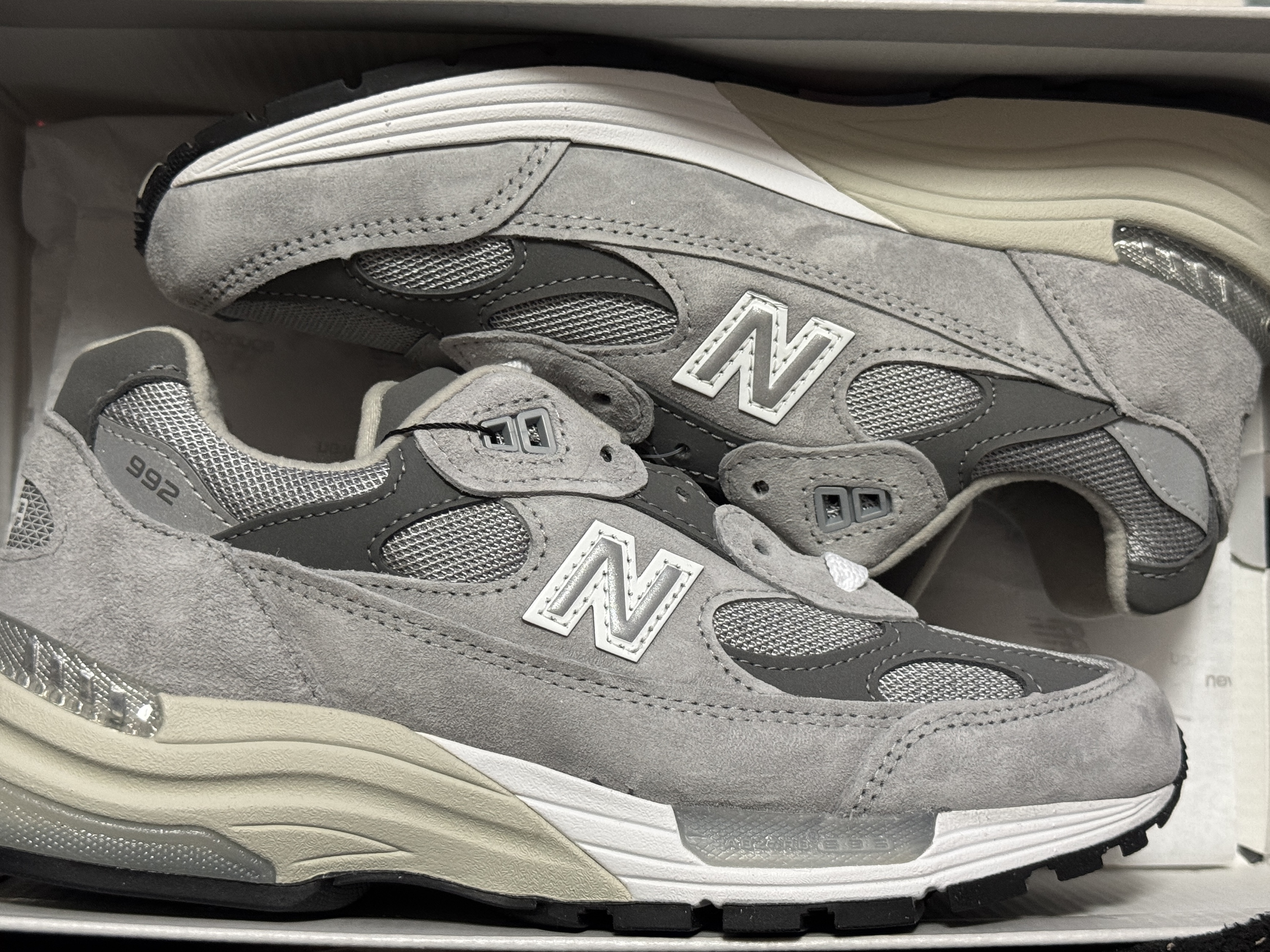 New Balance 992 Made in USA Core Grey Silver Metallic 착용 스타일