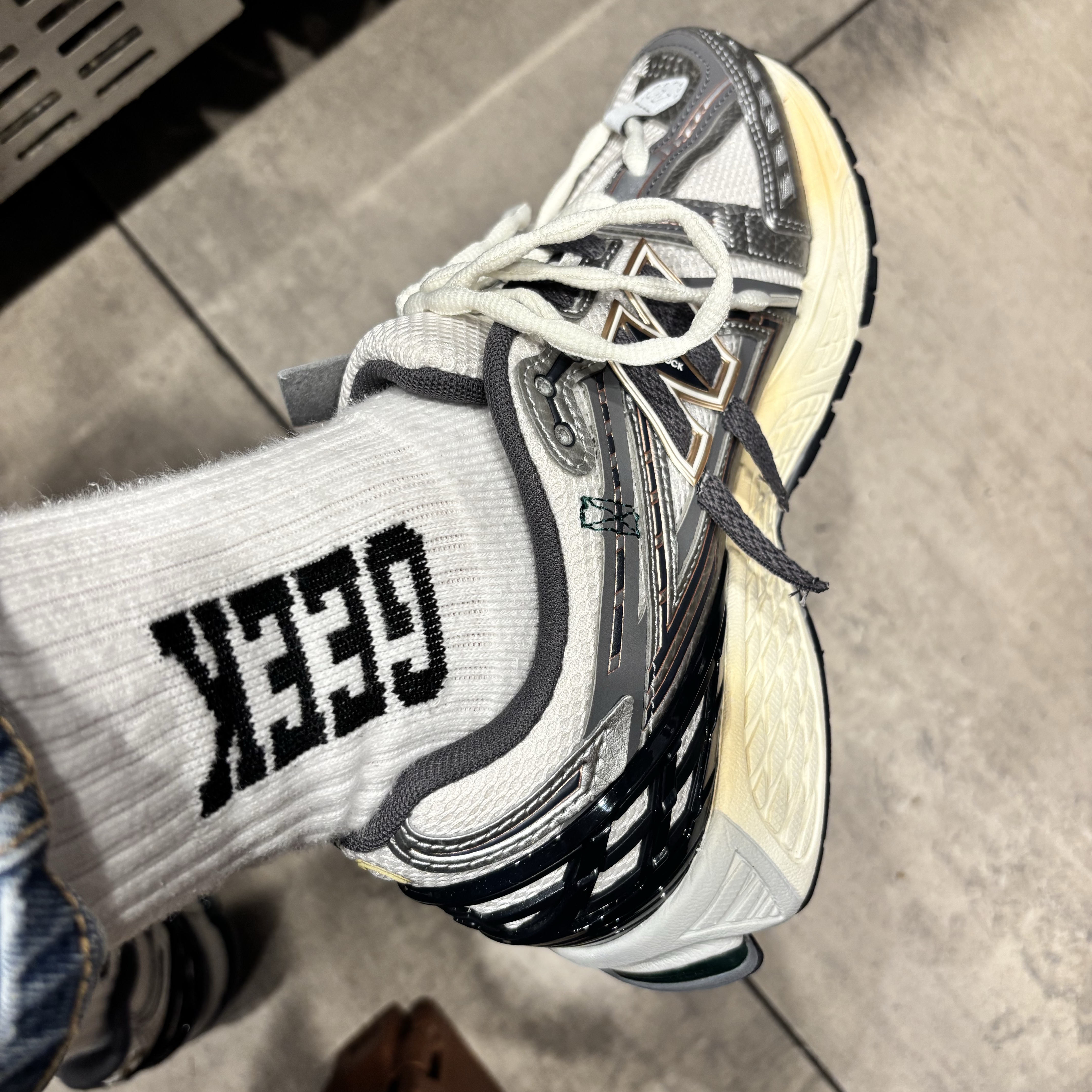 New Balance 1906A Silver Metallic Castlerock 착용 스타일