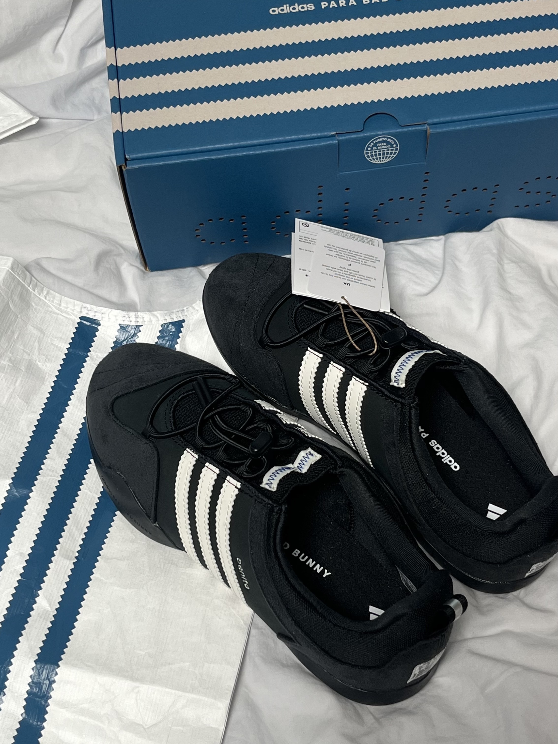 Adidas x Bad Bunny Ballerina Core Black Chalk White 착용 스타일 - 1