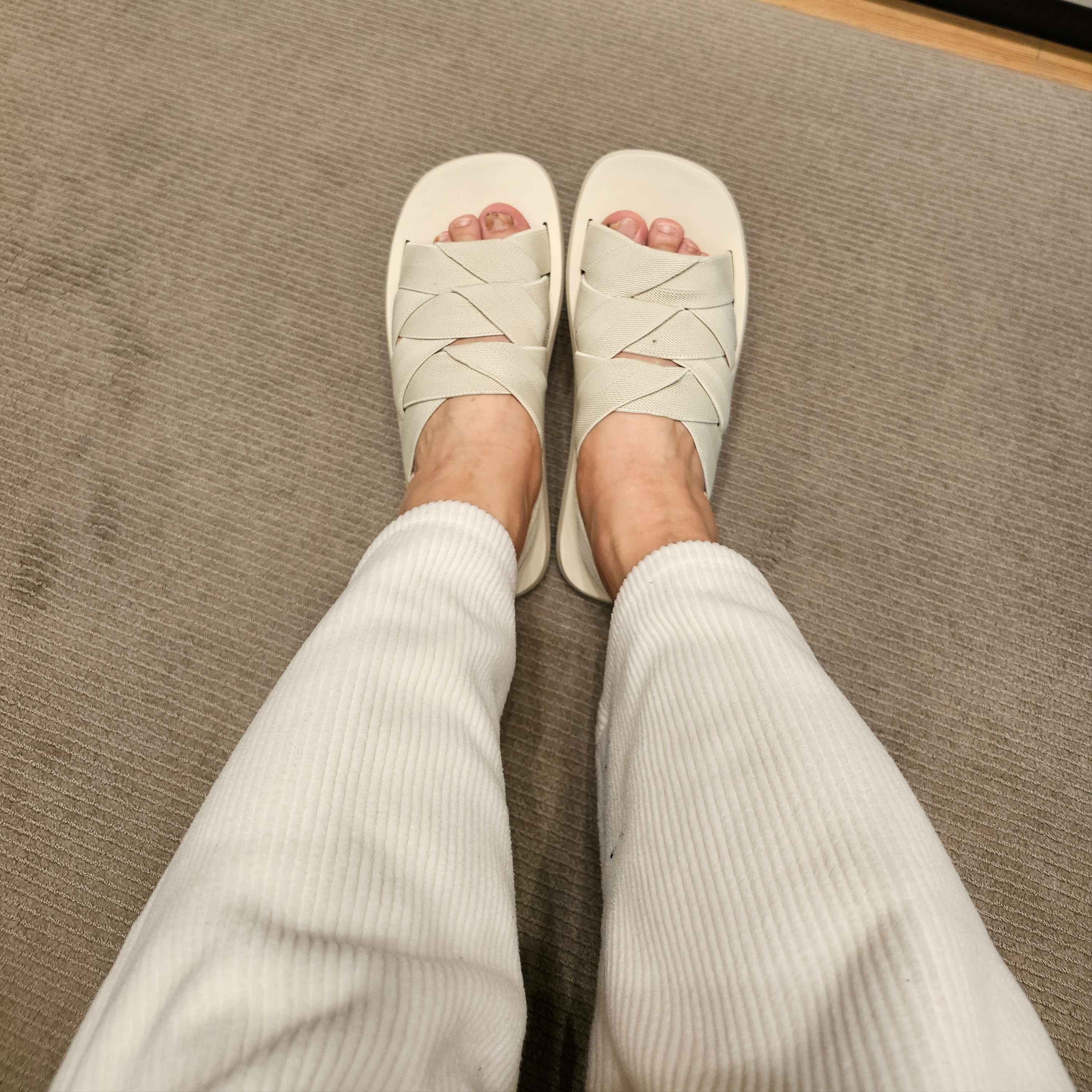 Bottega Veneta Plat Mule Sea Salt, Bottega Veneta Plat Mule Black 착용 스타일 - 2