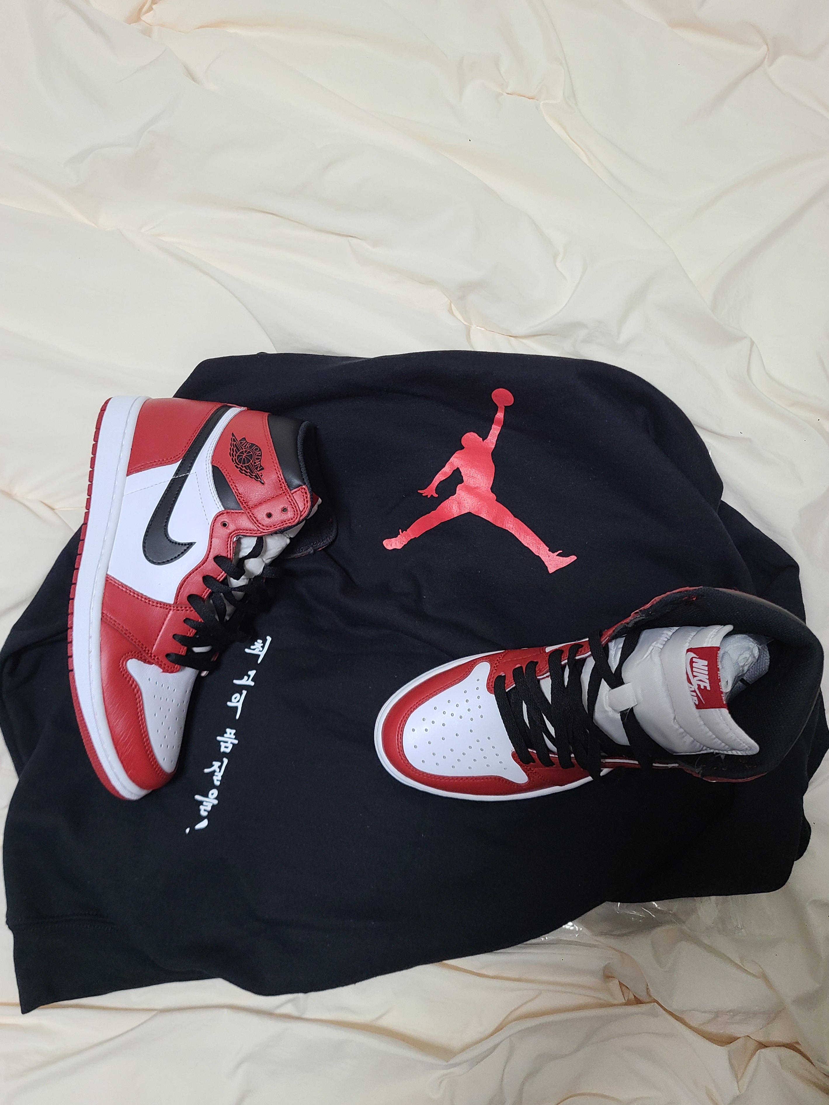 Jordan 1 Retro High OG Chicago 2015, Tune x Jordan Hoodie Black Varsity Red 착용 스타일 - 2