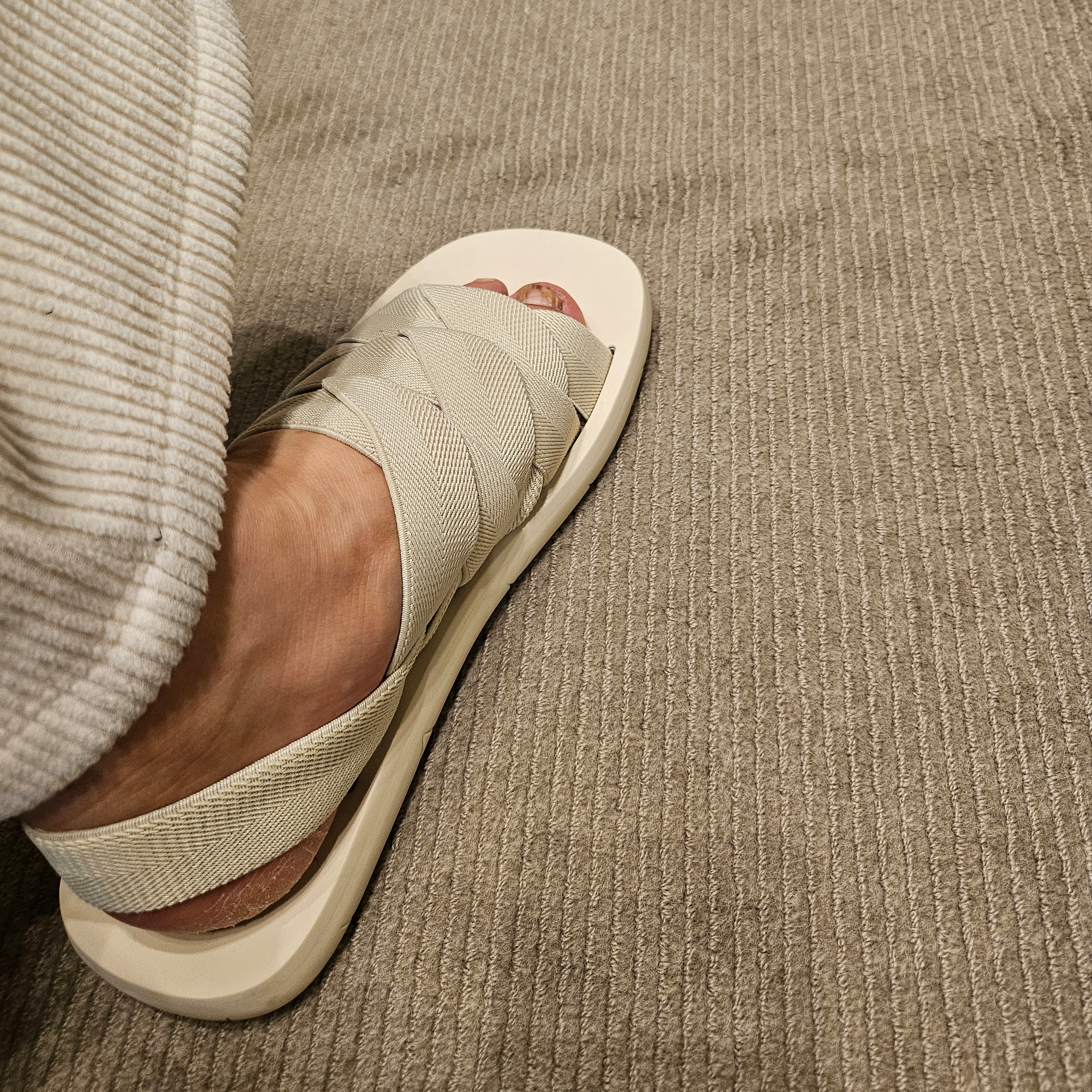 Bottega Veneta Plat Mule Sea Salt, Bottega Veneta Plat Mule Black 착용 스타일 - 4
