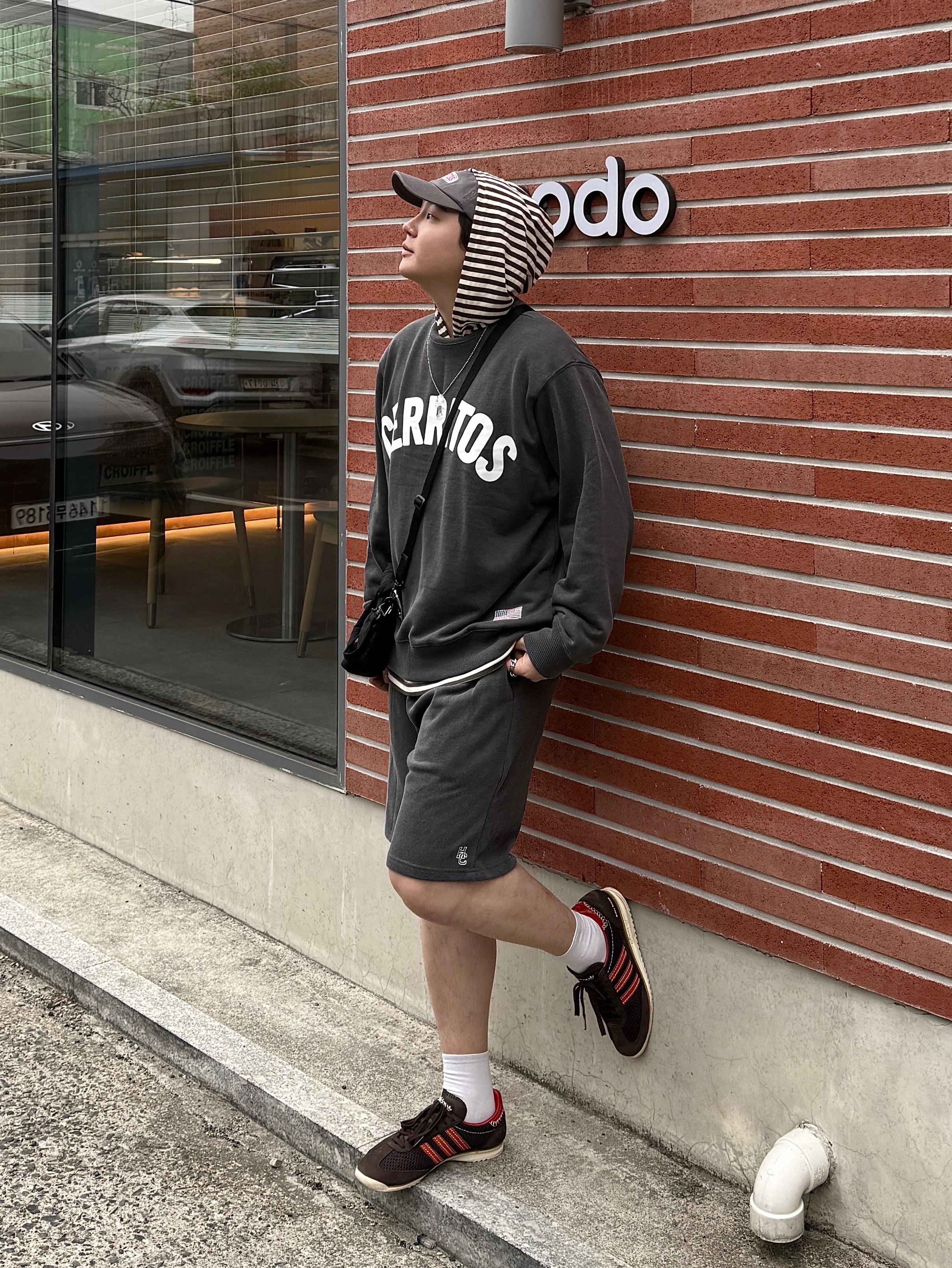호텔세리토스 세리토스 워싱 스웻 셋업 차콜, 아디다스 x 웨일스 보너 SL 72 니트 브라운 착용 스타일 - 2