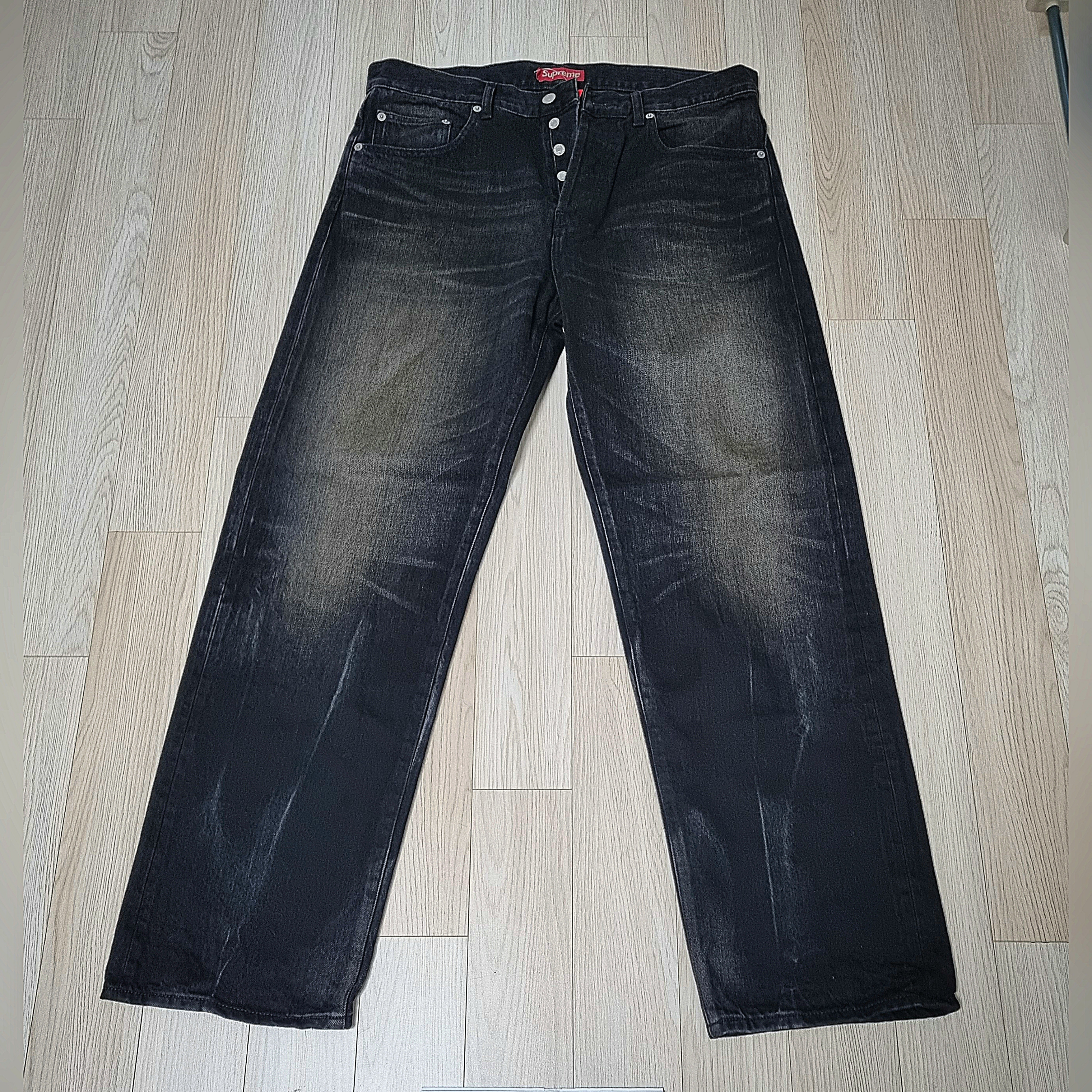 Supreme Distressed Loose Fit Selvedge Jean Washed Black - 25SS 착용 스타일 - 1