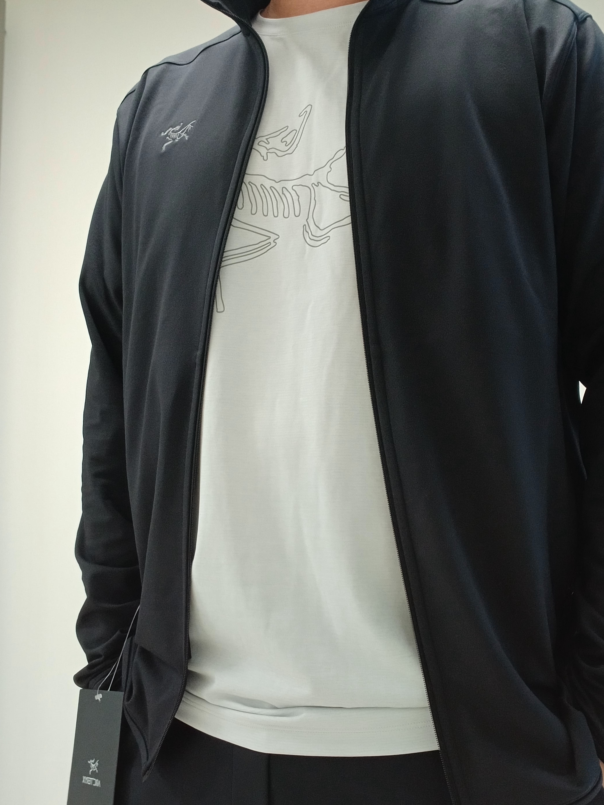 Arc'teryx Cormac Logo SS T-Shirt Atmos Heather, Arc'teryx Kyanite Lightweight Jacket Black 착용 스타일 - 4