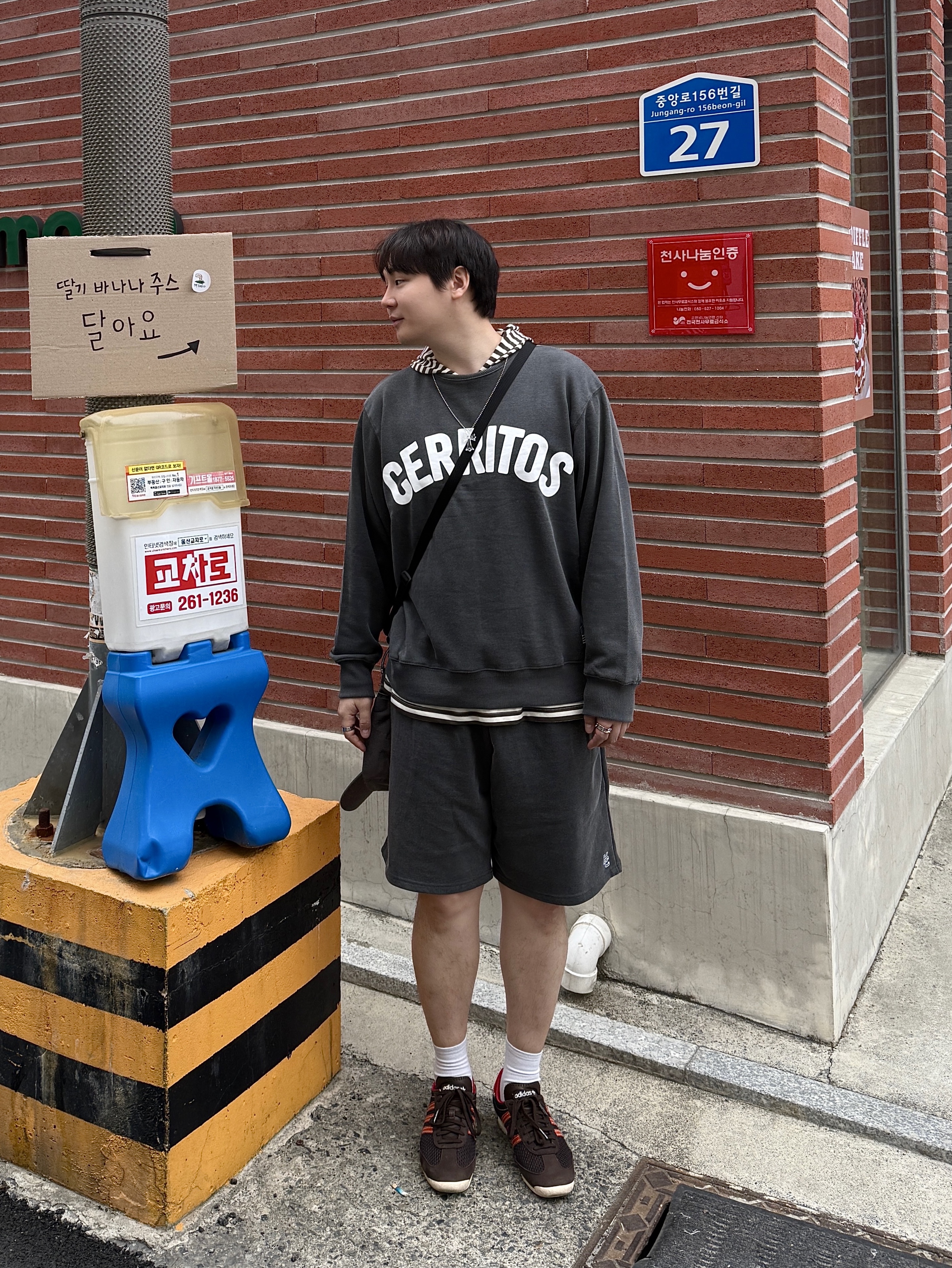 호텔세리토스 세리토스 워싱 스웻 셋업 차콜, 아디다스 x 웨일스 보너 SL 72 니트 브라운 착용 스타일 - 1