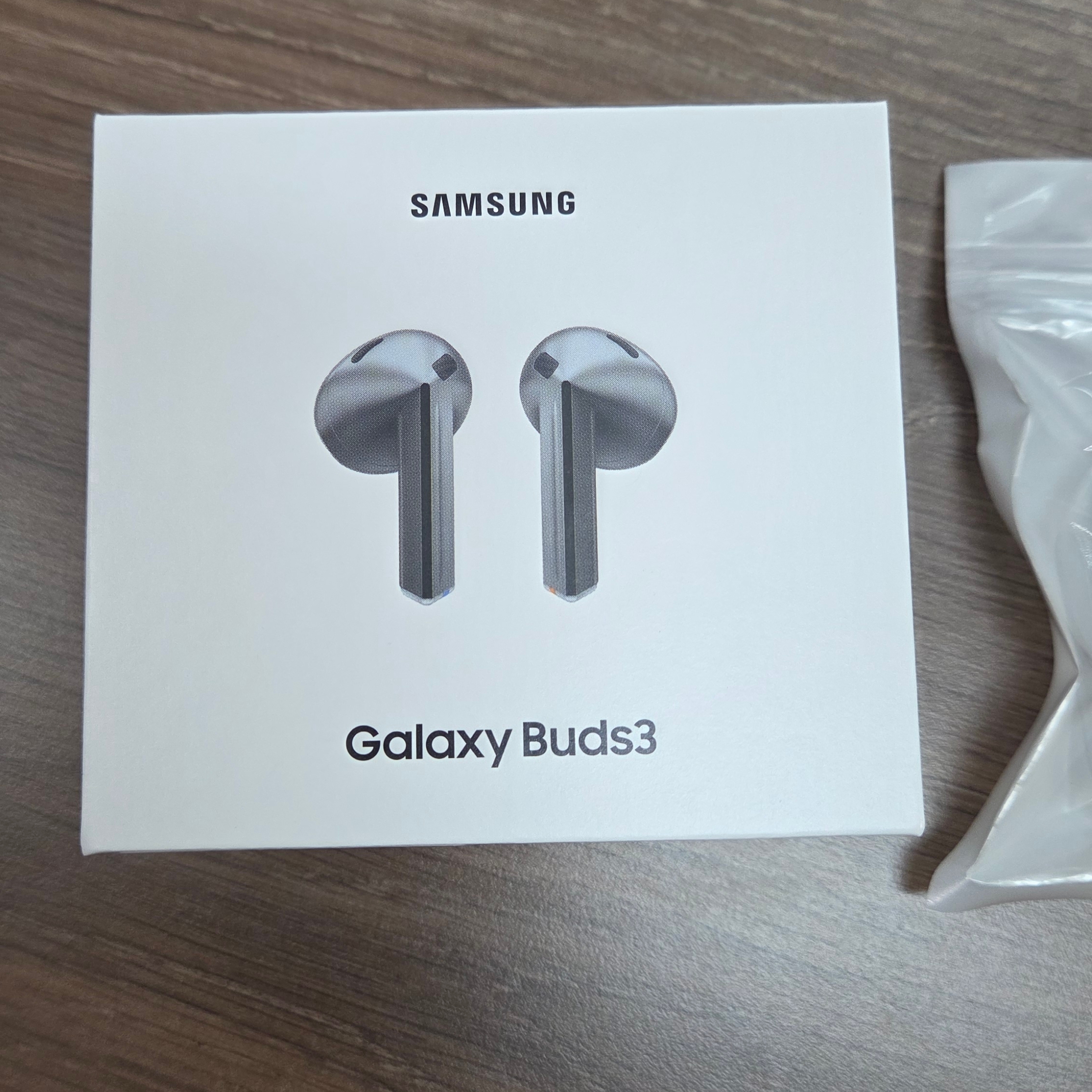 Samsung Galaxy Buds3 Silver 착용 스타일