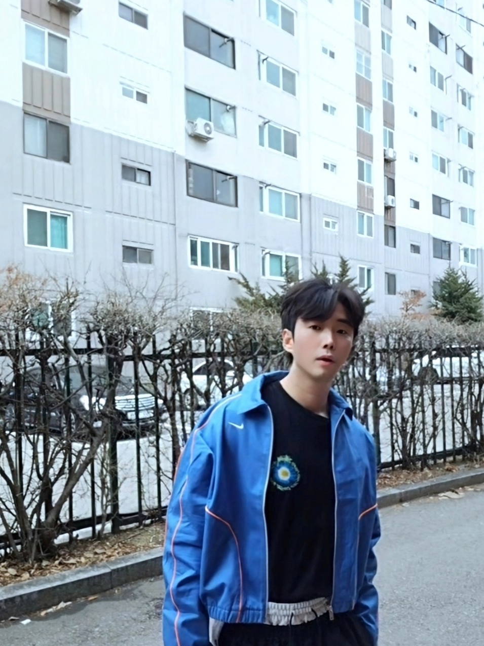 (W) 나이키 NSW 우븐 자켓 스타 블루 브라이트 만다린 - 아시아, (W) 나이키 x 앰부쉬 NBA 컬렉션 네츠 티어어웨이 팬츠 - US/EU 착용 스타일 - 1