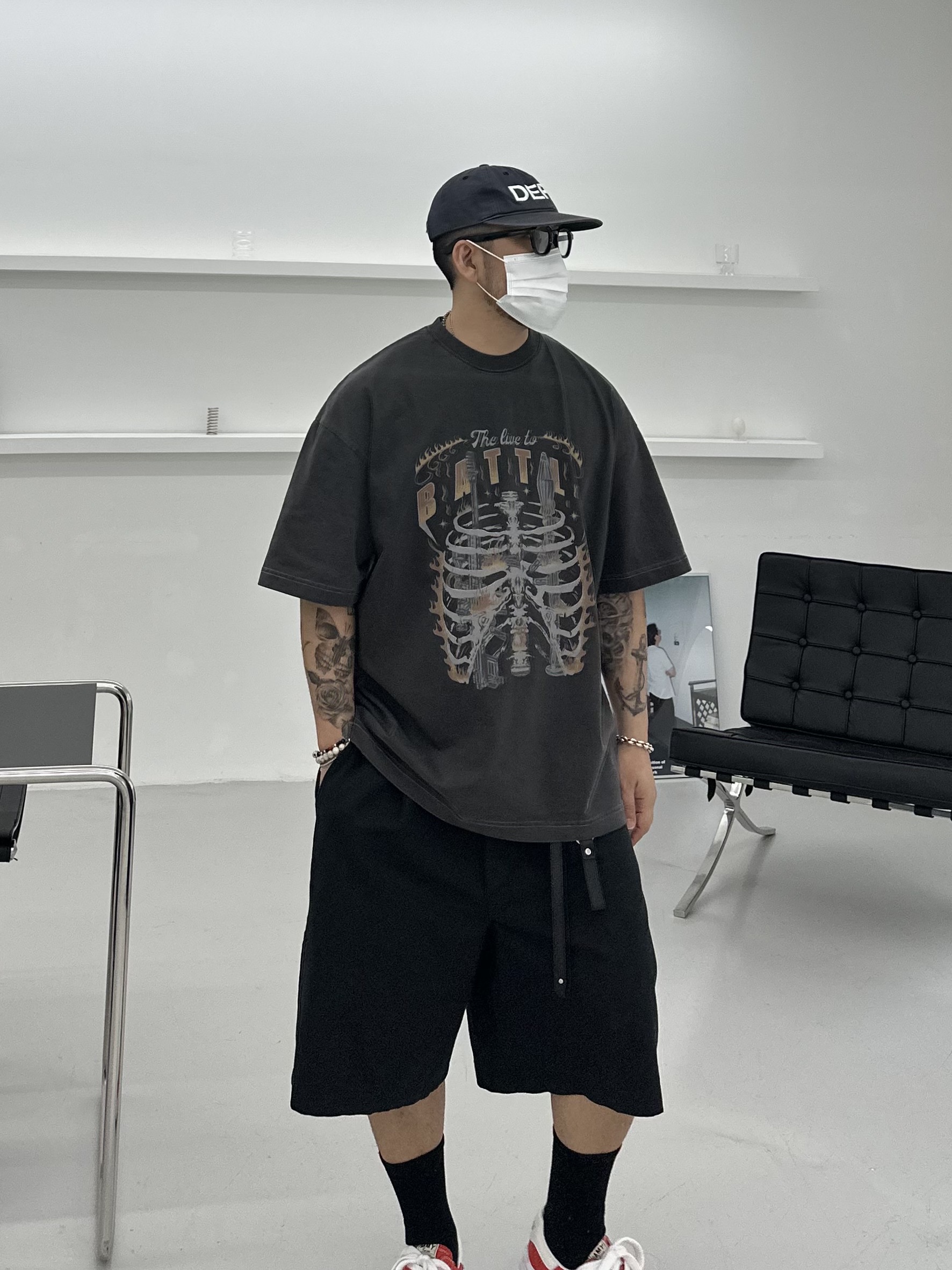 메종 미하라 야스히로 블레이키 OG 솔 캔버스 로우탑 스니커즈 오렌지, 디키즈 루즈핏 13인치 플랫 프런트 워크 쇼츠 블랙 착용 스타일 - 3