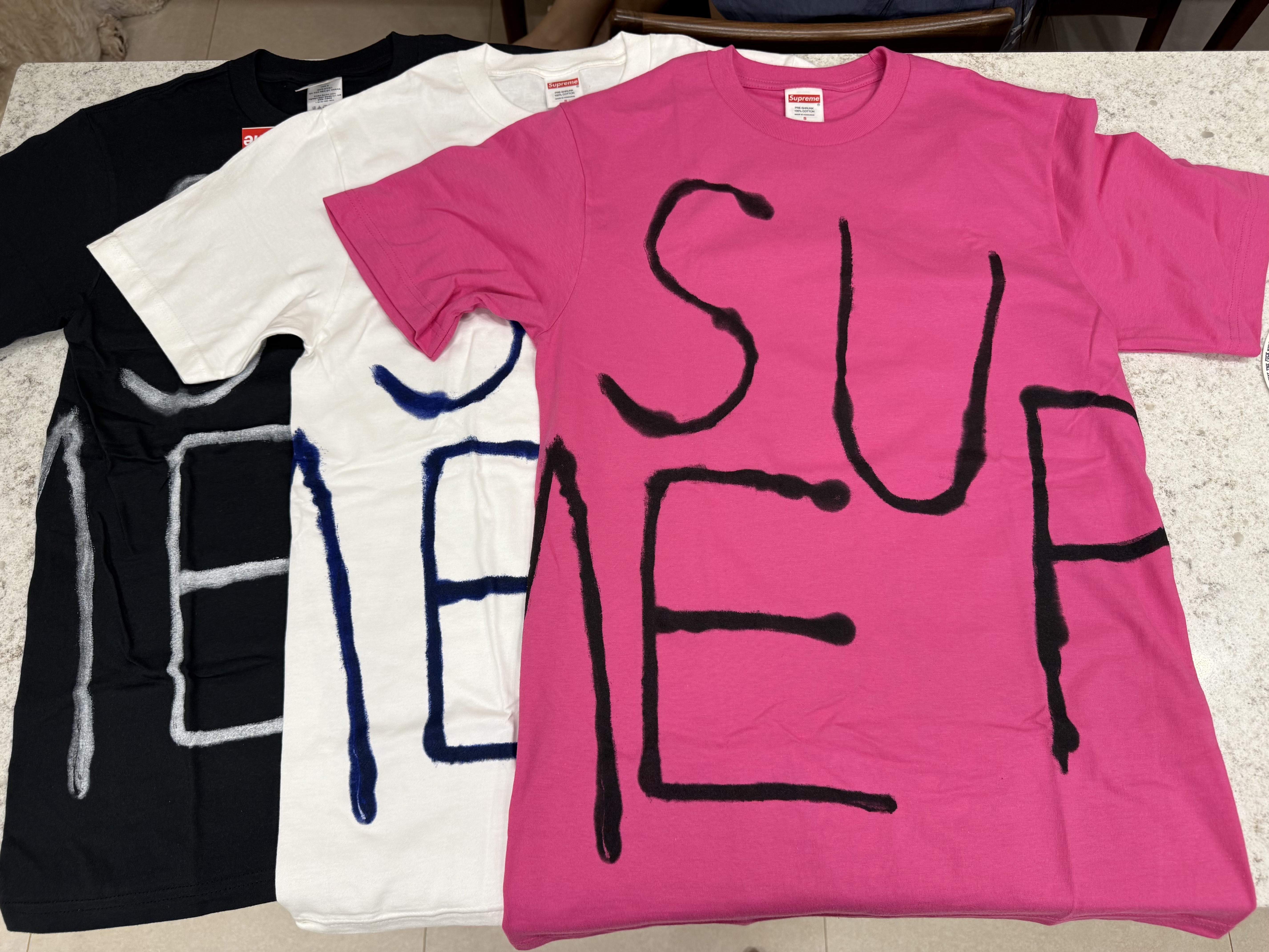 슈프림 페인티드 티셔츠 푸시아 - 25SS, 슈프림 페인티드 티셔츠 블랙 - 25SS 착용 스타일 - 2
