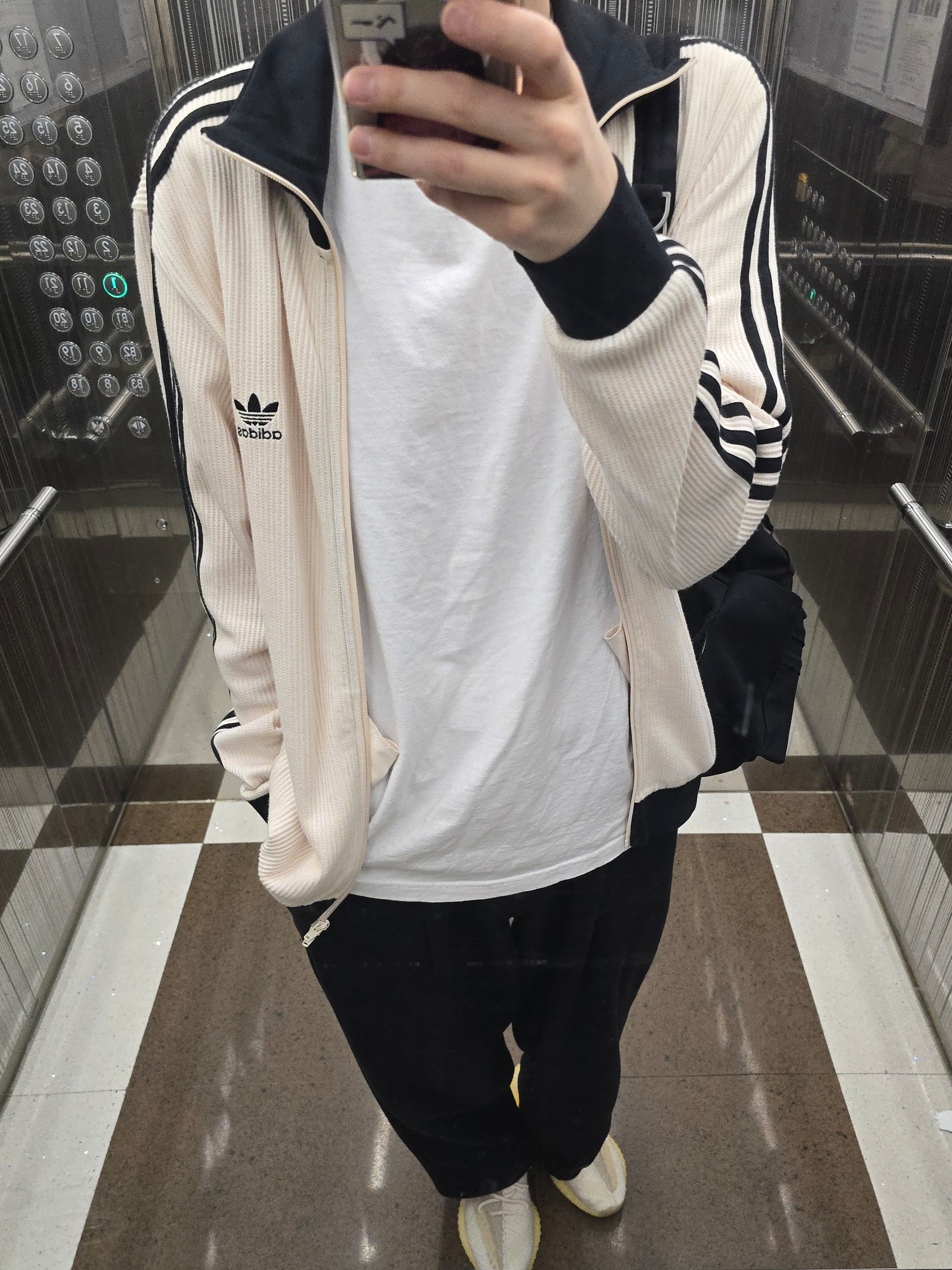 Adidas Yeezy Boost 350 V2 Natural 착용 스타일