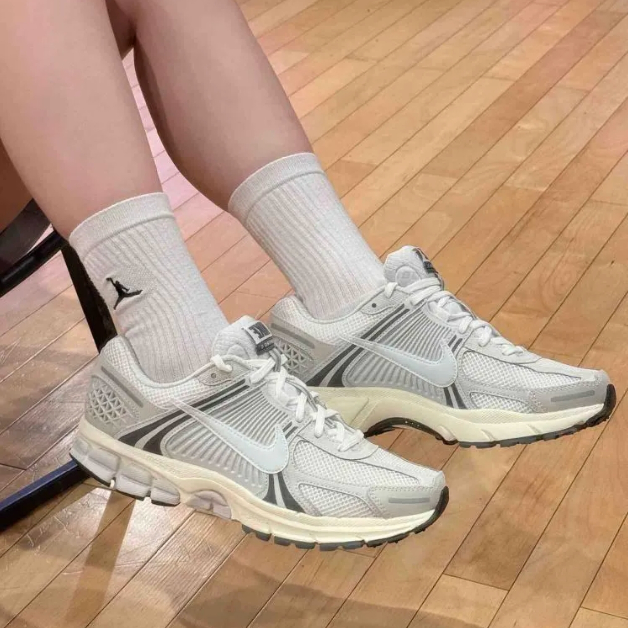 Nike Zoom Vomero 5 PRM Light Iron Ore and Flat Fewter 착용 스타일