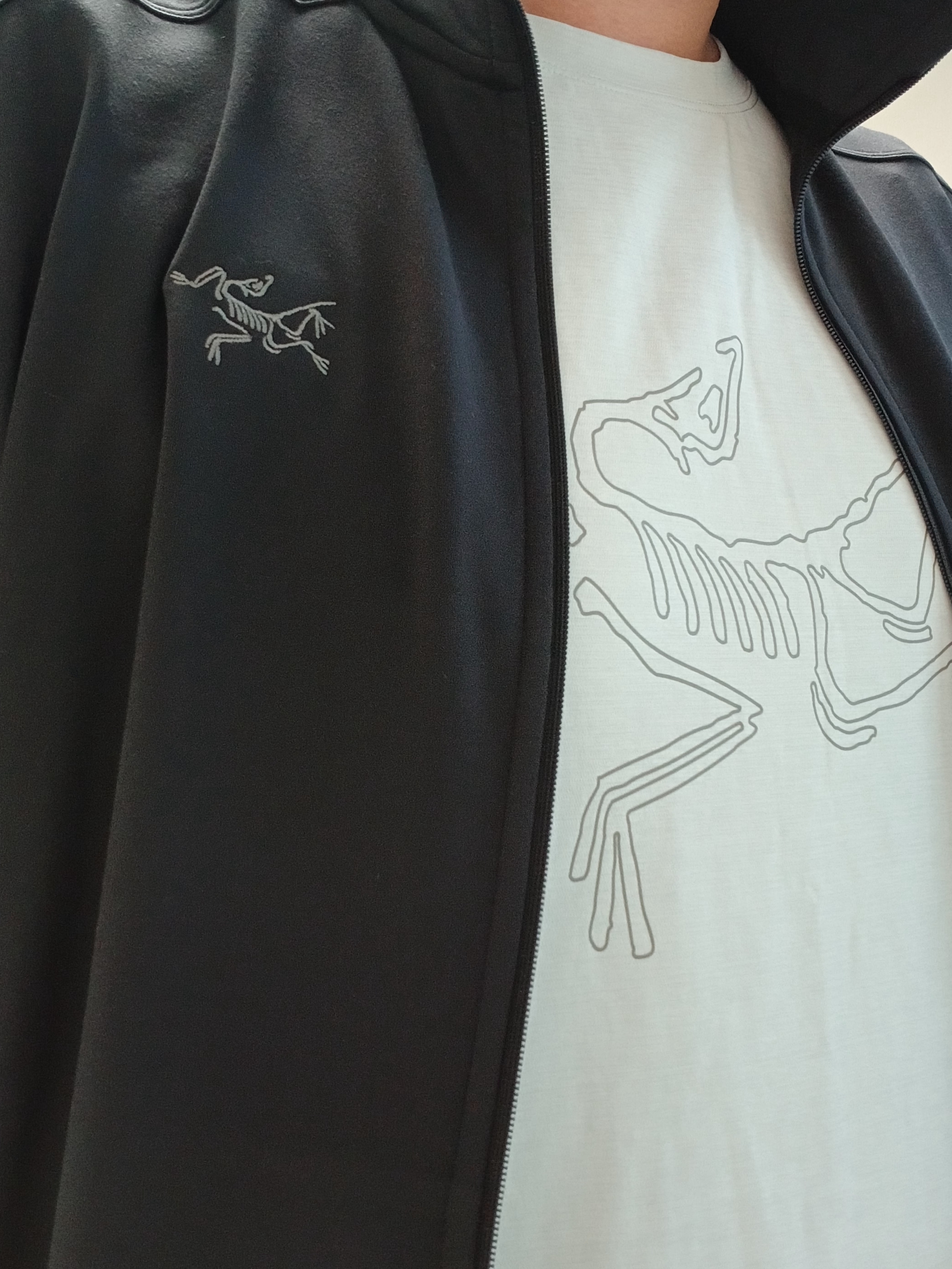 Arc'teryx Cormac Logo SS T-Shirt Atmos Heather, Arc'teryx Kyanite Lightweight Jacket Black 착용 스타일 - 2