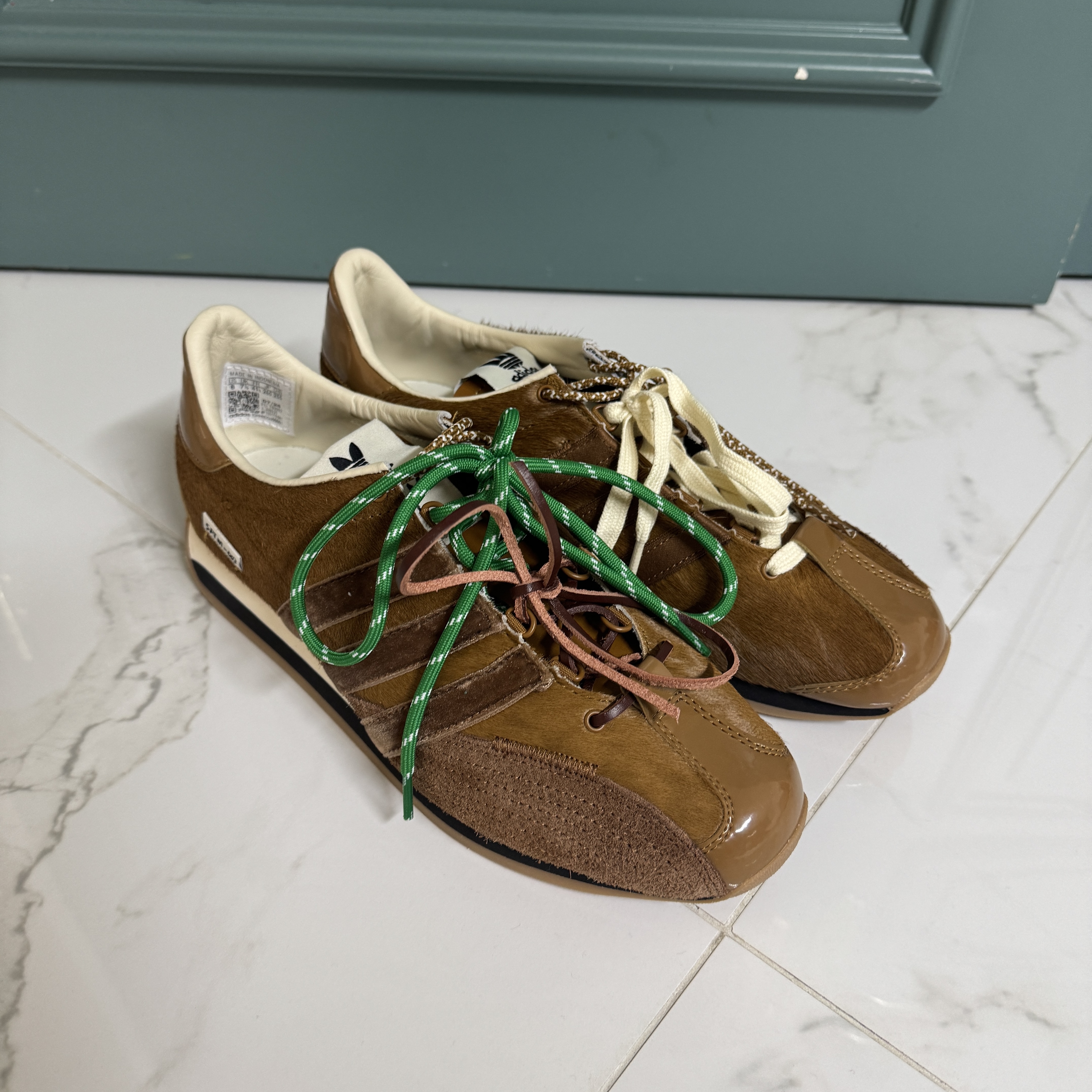 Adidas x Song for the Mute Country OG Bronze Strata Wild Brown, (W) New Balance x Miu Miu 530 Suede Mesh Sneakers Ecru 착용 스타일 - 2