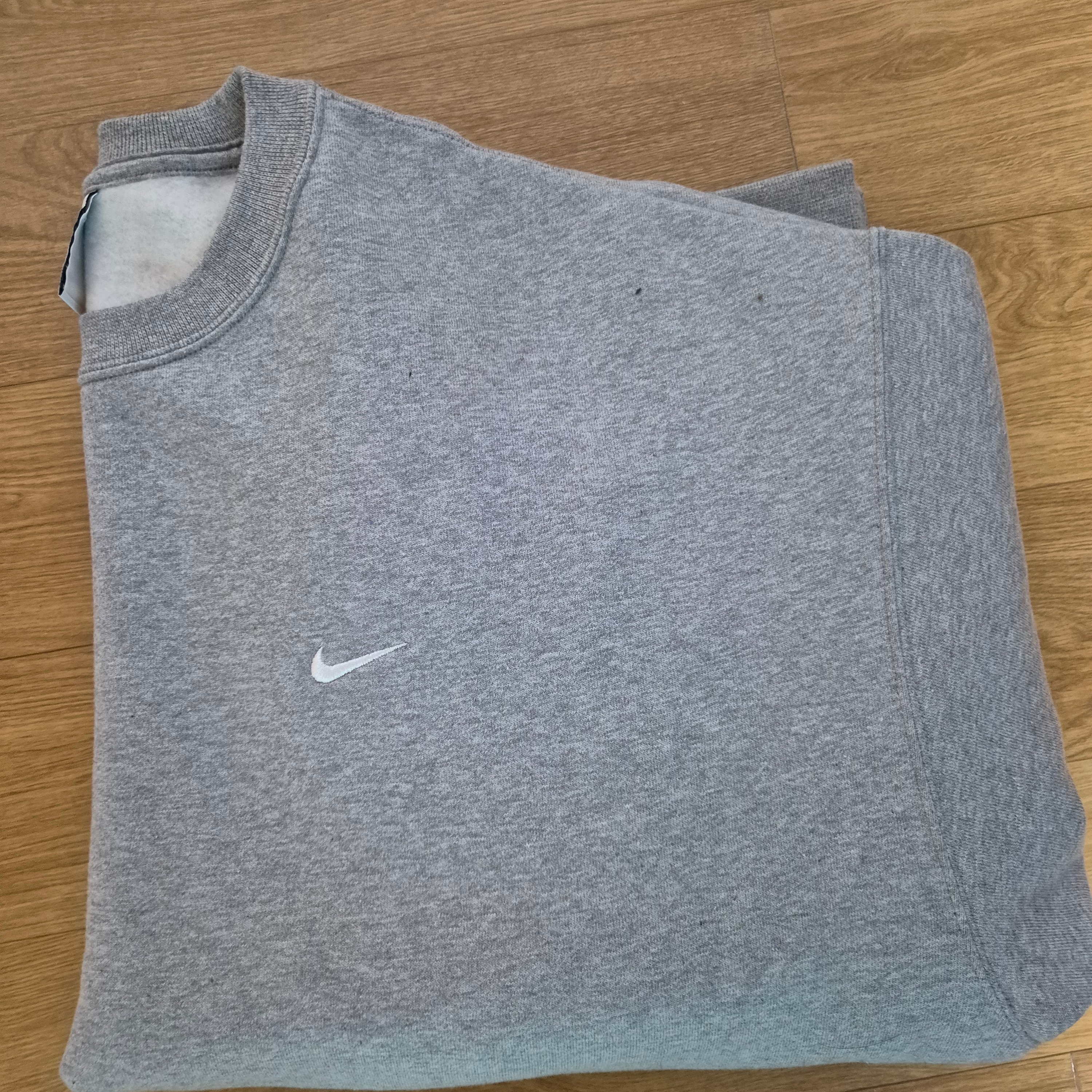 Nike Solo Swoosh Fleece Crew Dark Grey Heather - Asia 착용 스타일