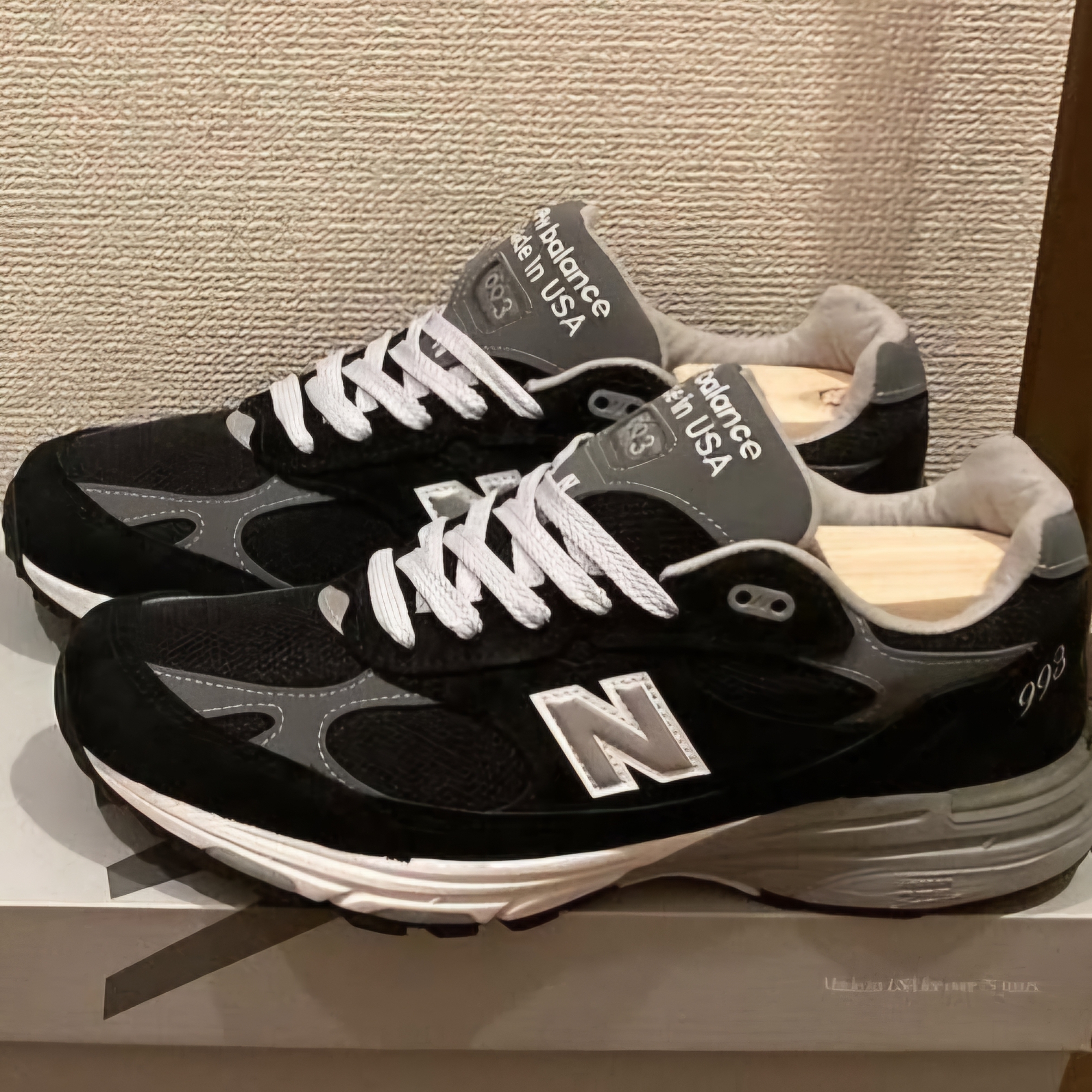 New Balance 993 Made in USA Black - D Standard, [SS25] moif Over Work Shorts Light Olive 착용 스타일 - 1