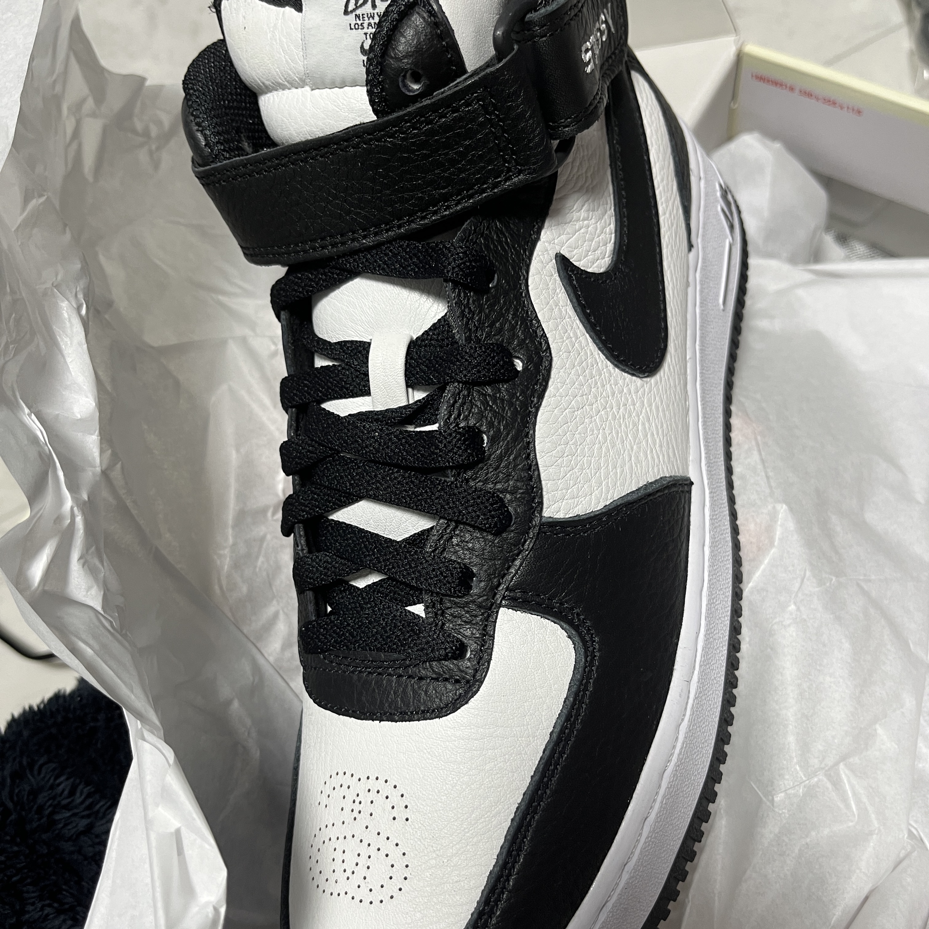 Nike x Stussy Air Force 1 '07 Mid SP Black and Light Bone 착용 스타일