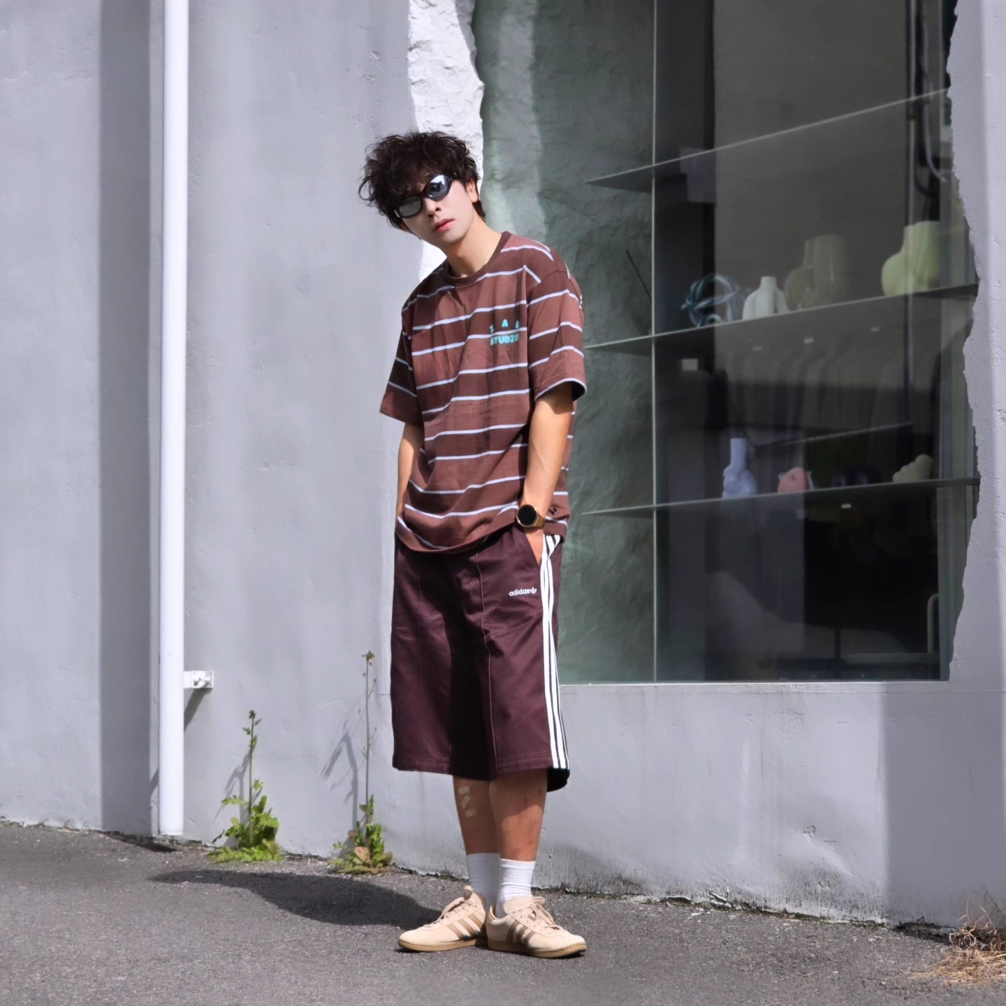 IAB Studio Striped T-Shirt Brown, Adidas Stadt Magic Beige 착용 스타일 - 2