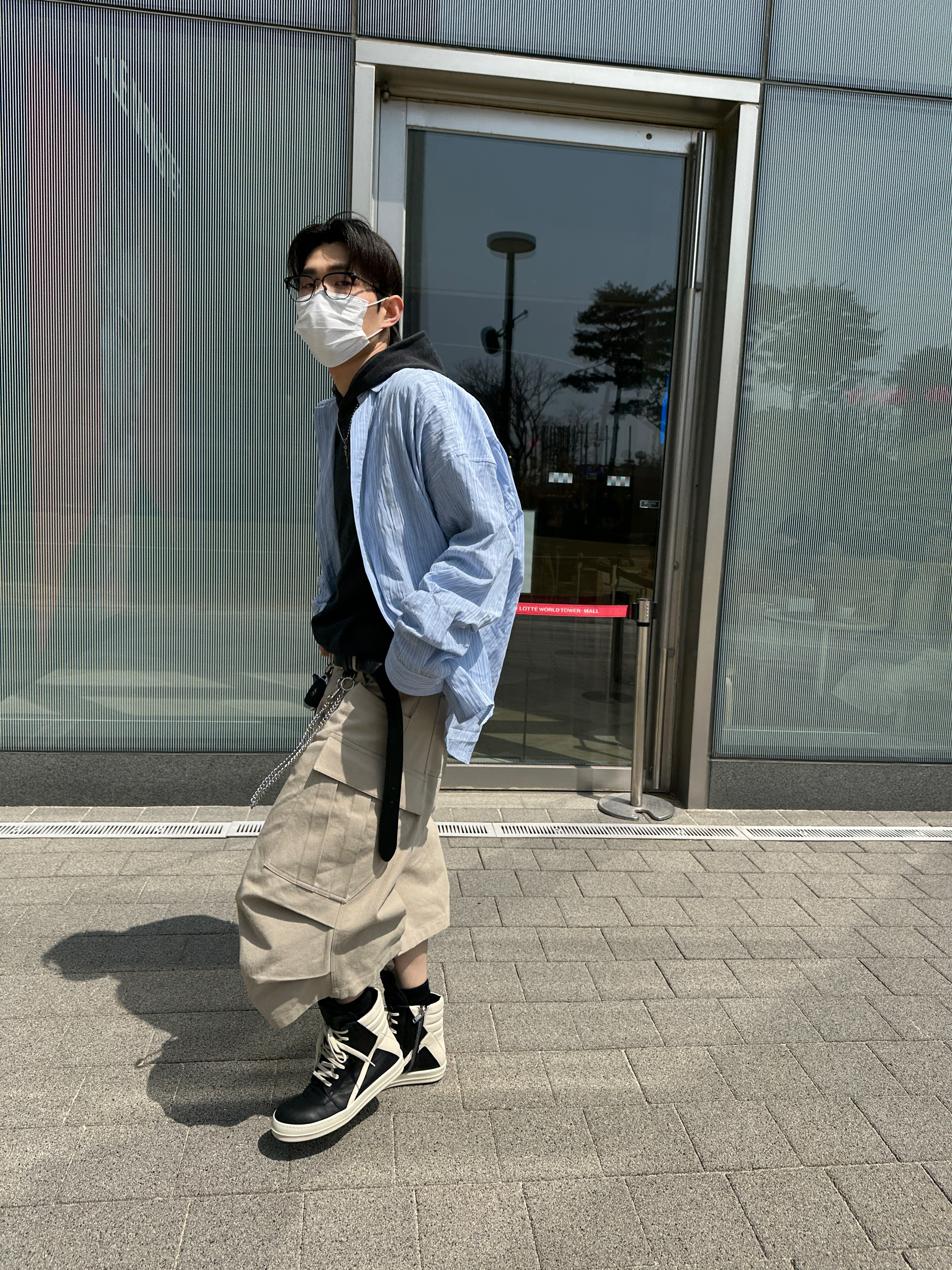 논노드 플렉시블 스트링 턱트 스트라이프 셔츠 스카이 블루, 릭 오웬스 할리우드 지오바스켓 스니커즈 블랙 밀크 착용 스타일 - 3