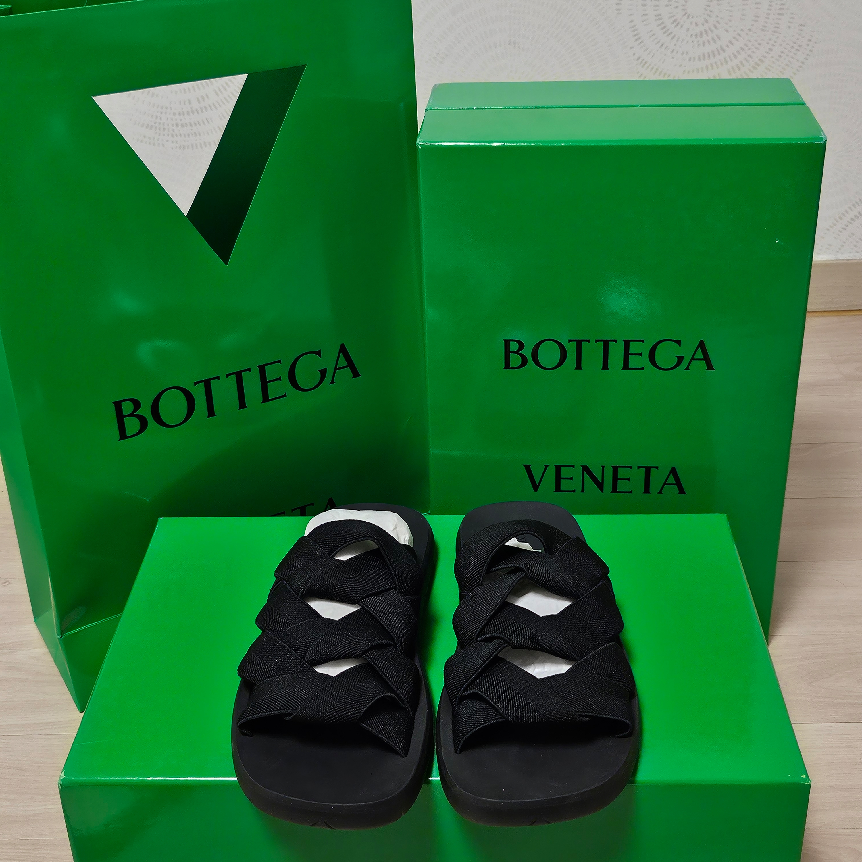 Bottega Veneta Plat Mule Black, Bottega Veneta Plat Mule Sea Salt 착용 스타일 - 1