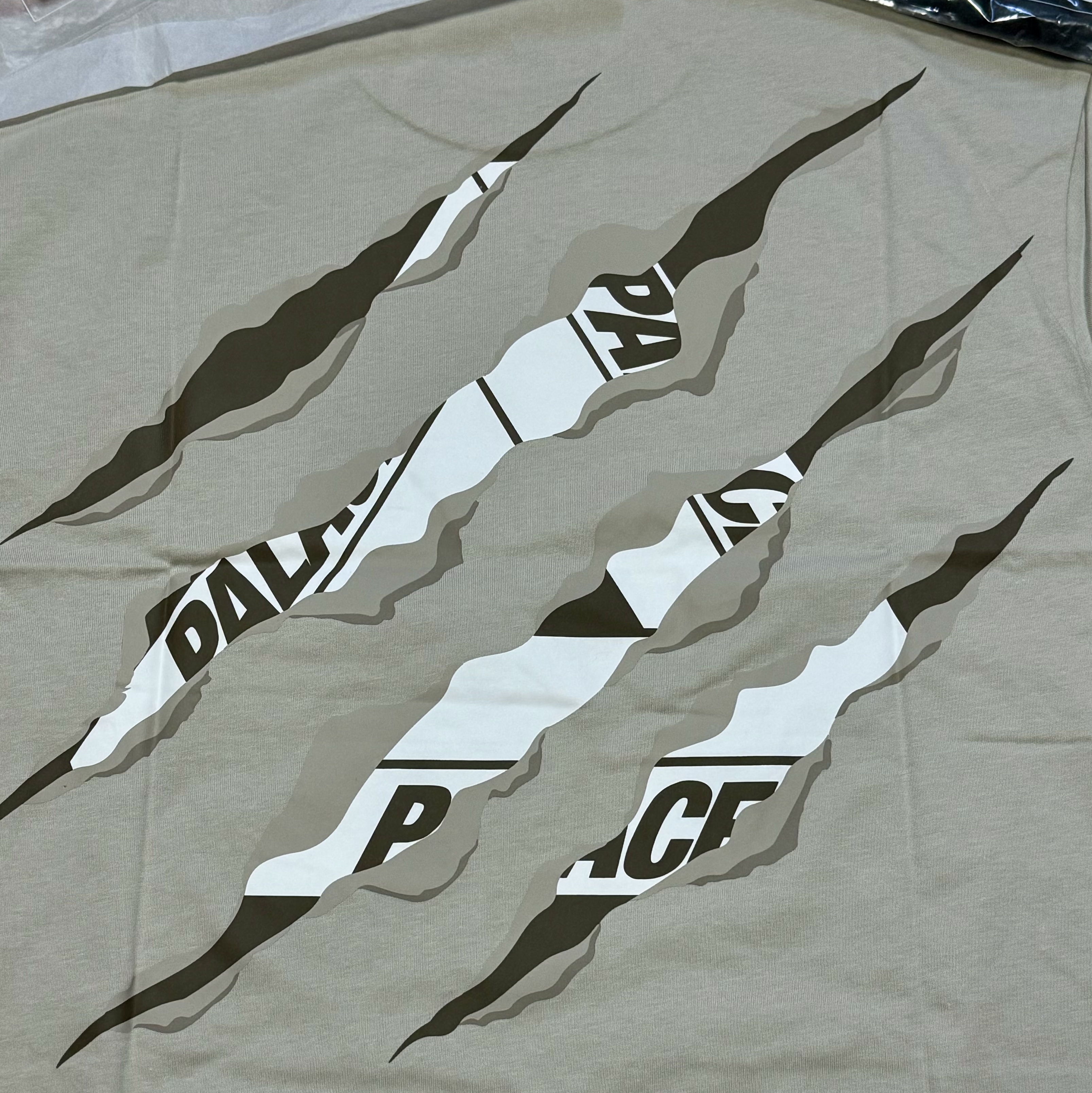 Palace Ripped Tri T-Shirt Stoney Grey - 25SS 착용 스타일