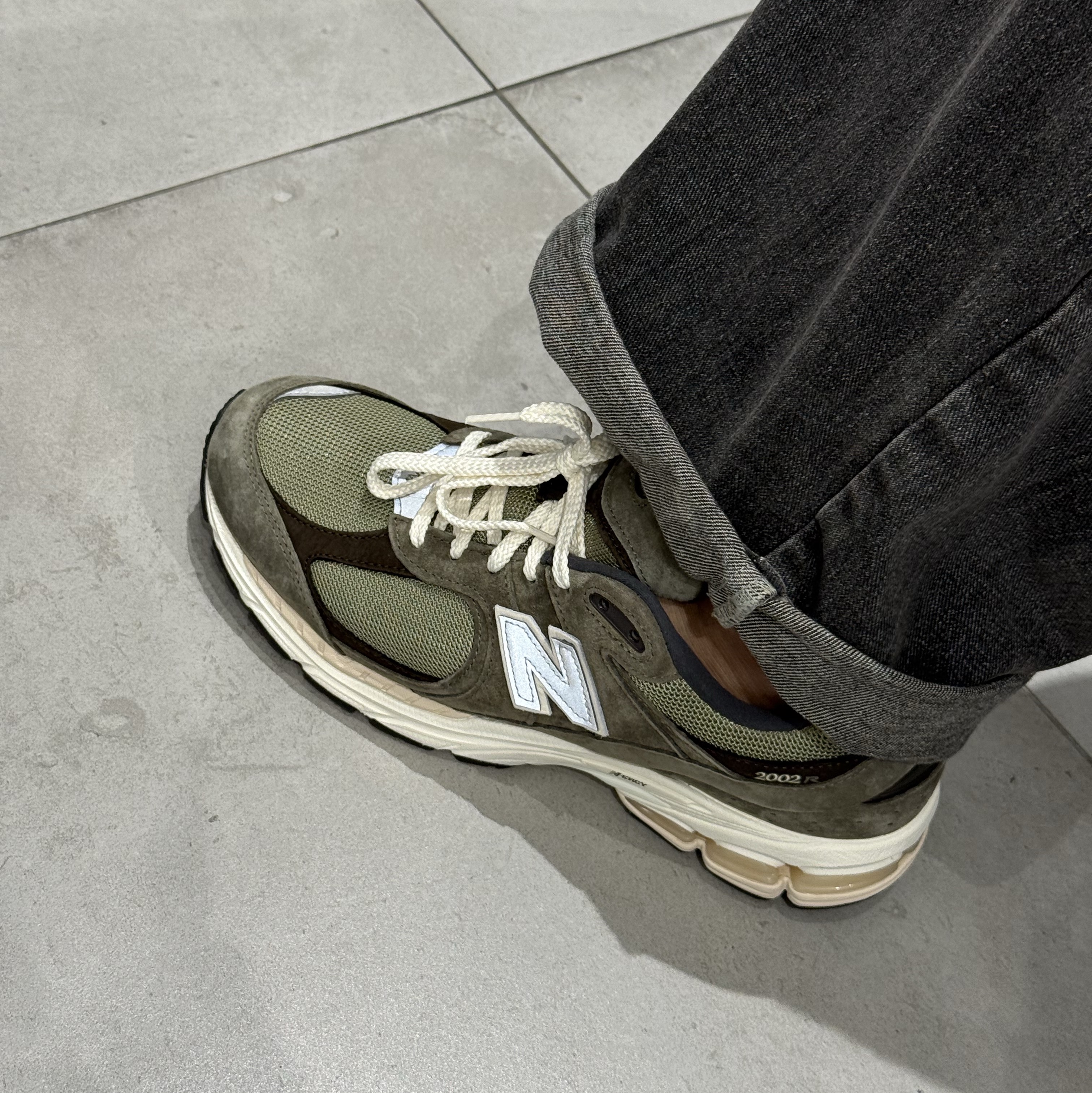 New Balance 2002R Special Vintage Khaki 착용 스타일