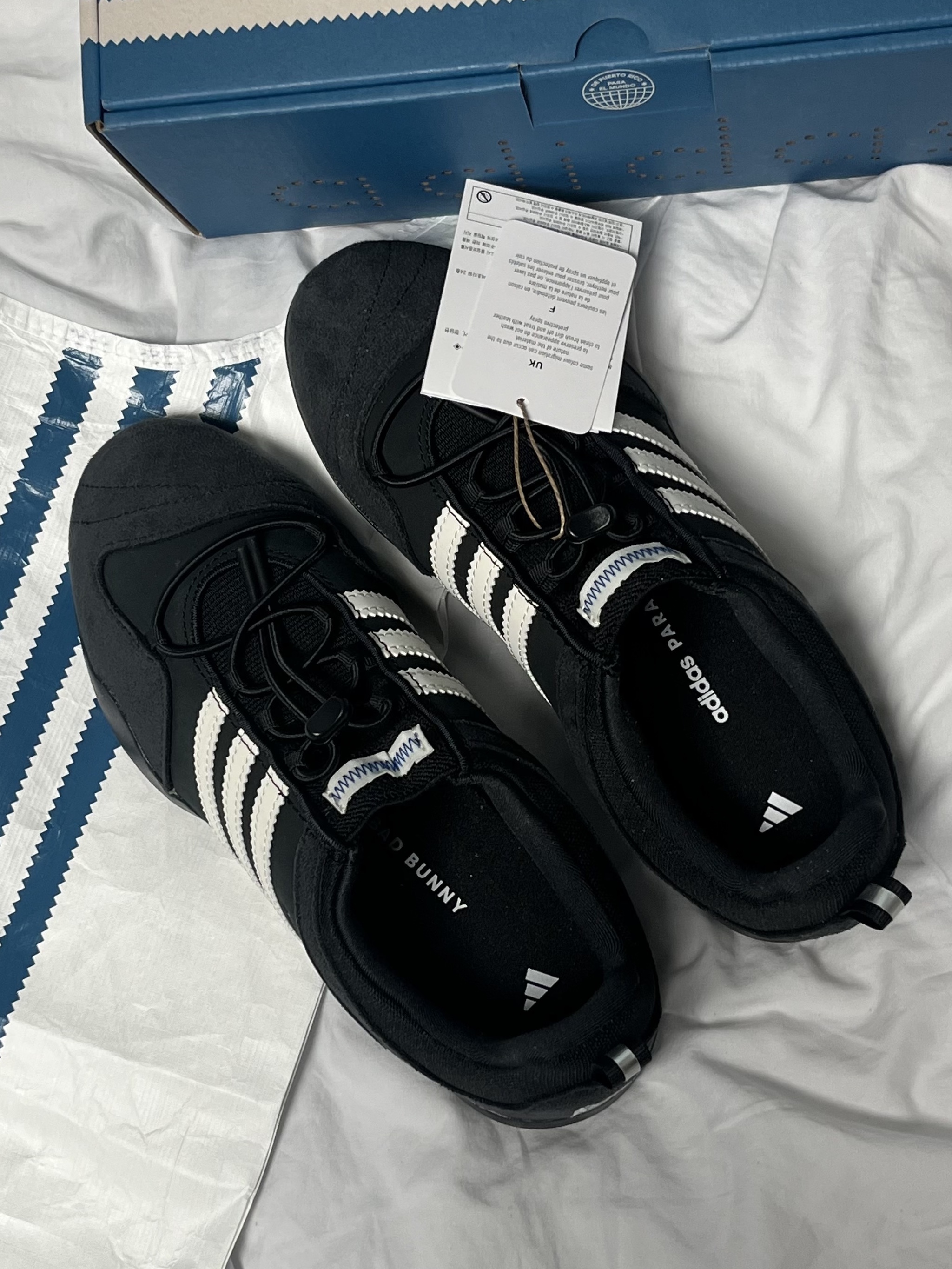 Adidas x Bad Bunny Ballerina Core Black Chalk White 착용 스타일 - 2
