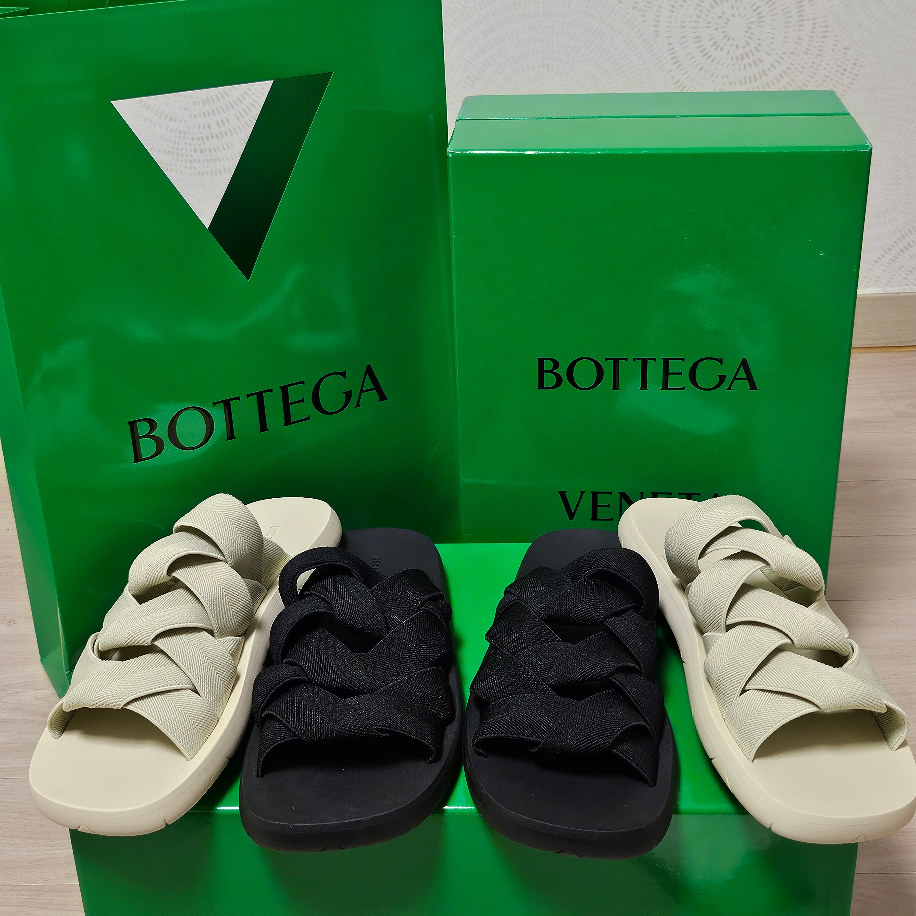 Bottega Veneta Plat Mule Sea Salt, Bottega Veneta Plat Mule Black 착용 스타일 - 5