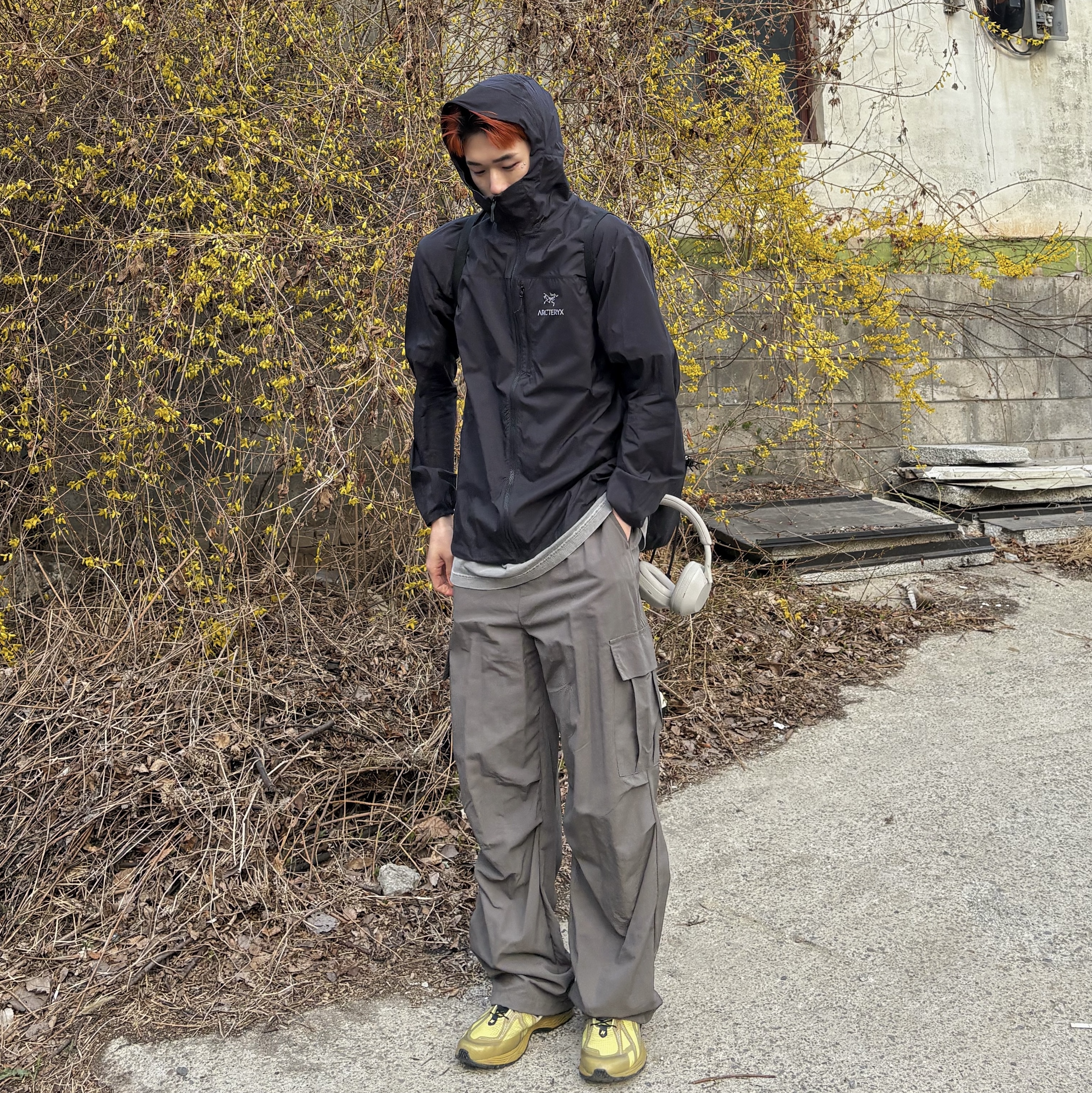 New Balance x Cayl 1906R Yellow, Arc'teryx Squamish Hoody Black 착용 스타일 - 5