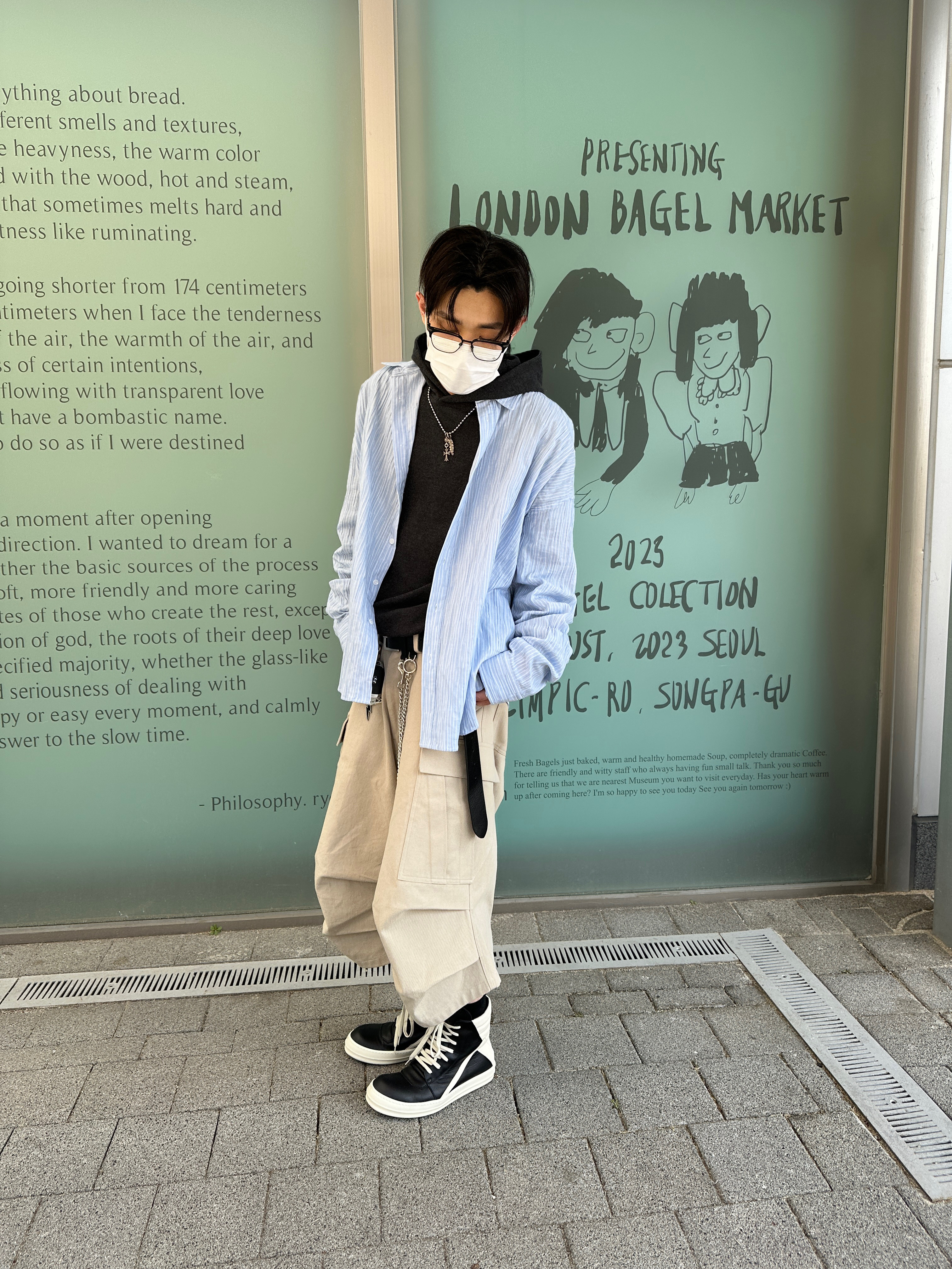 논노드 플렉시블 스트링 턱트 스트라이프 셔츠 스카이 블루, 릭 오웬스 할리우드 지오바스켓 스니커즈 블랙 밀크 착용 스타일 - 1