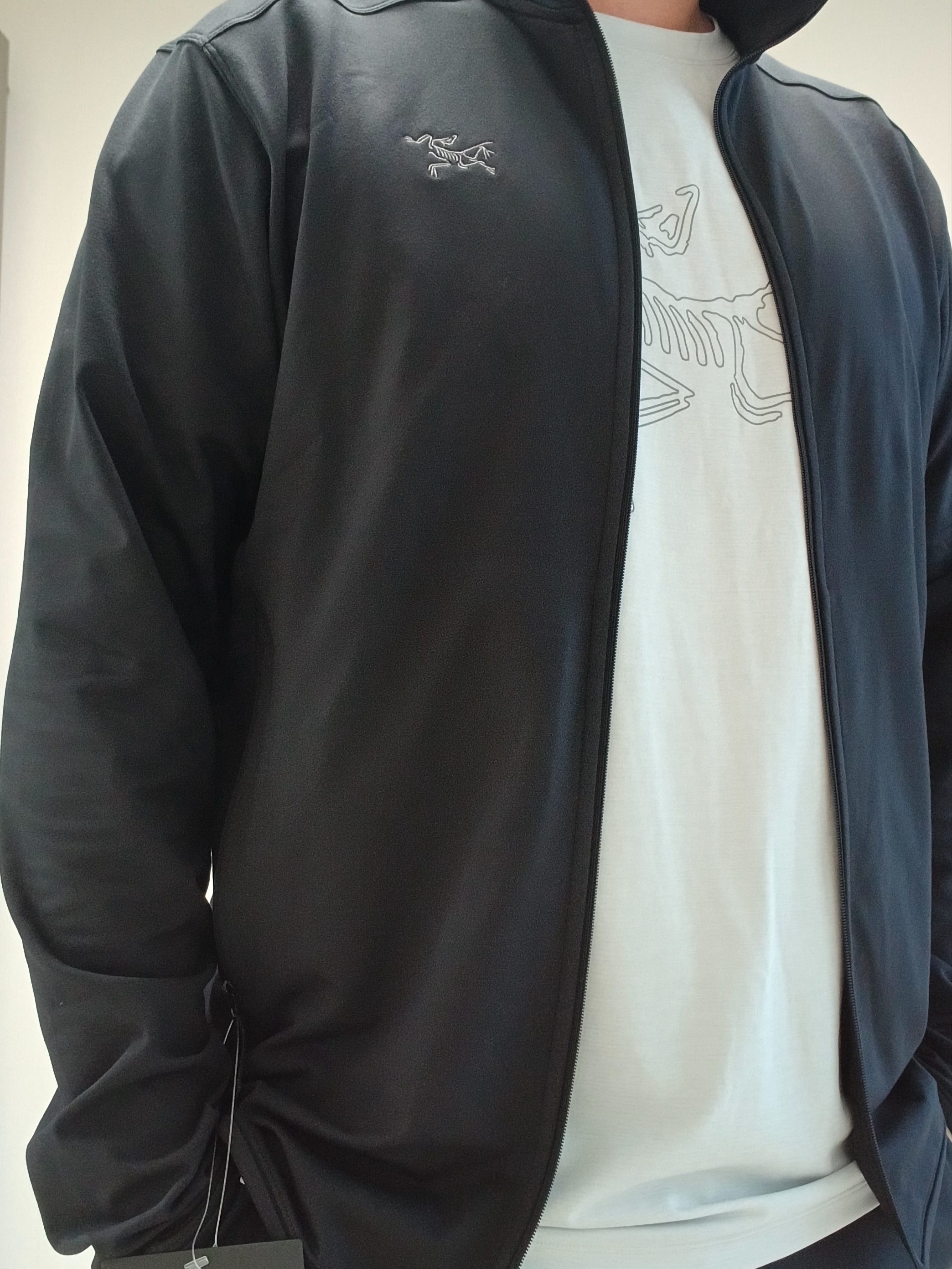 Arc'teryx Cormac Logo SS T-Shirt Atmos Heather, Arc'teryx Kyanite Lightweight Jacket Black 착용 스타일 - 8