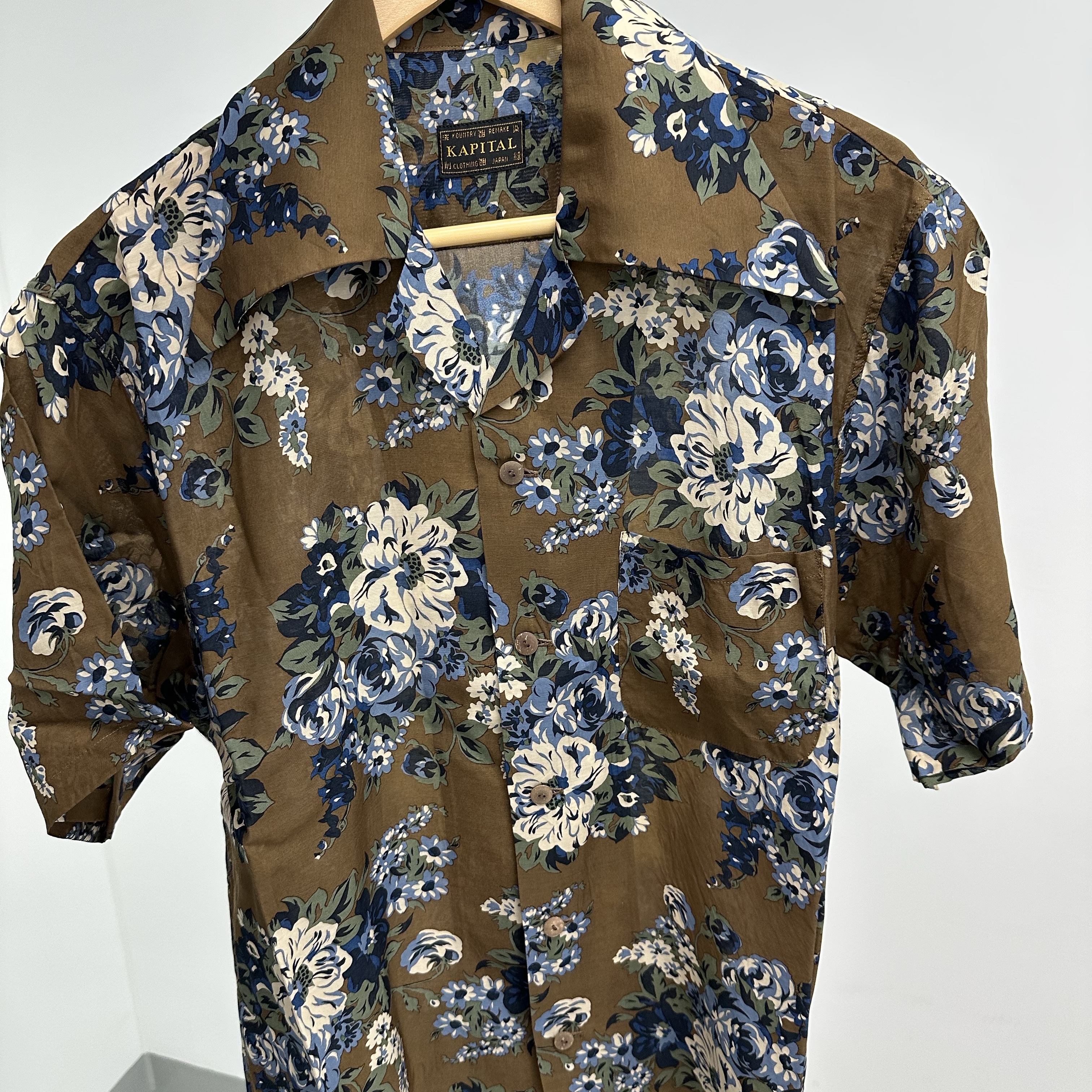 Kapital Silk Rayon Champagne Maria Pattern Wrangle Collar Aloha Shirt Brown Khaki 착용 스타일 - 2