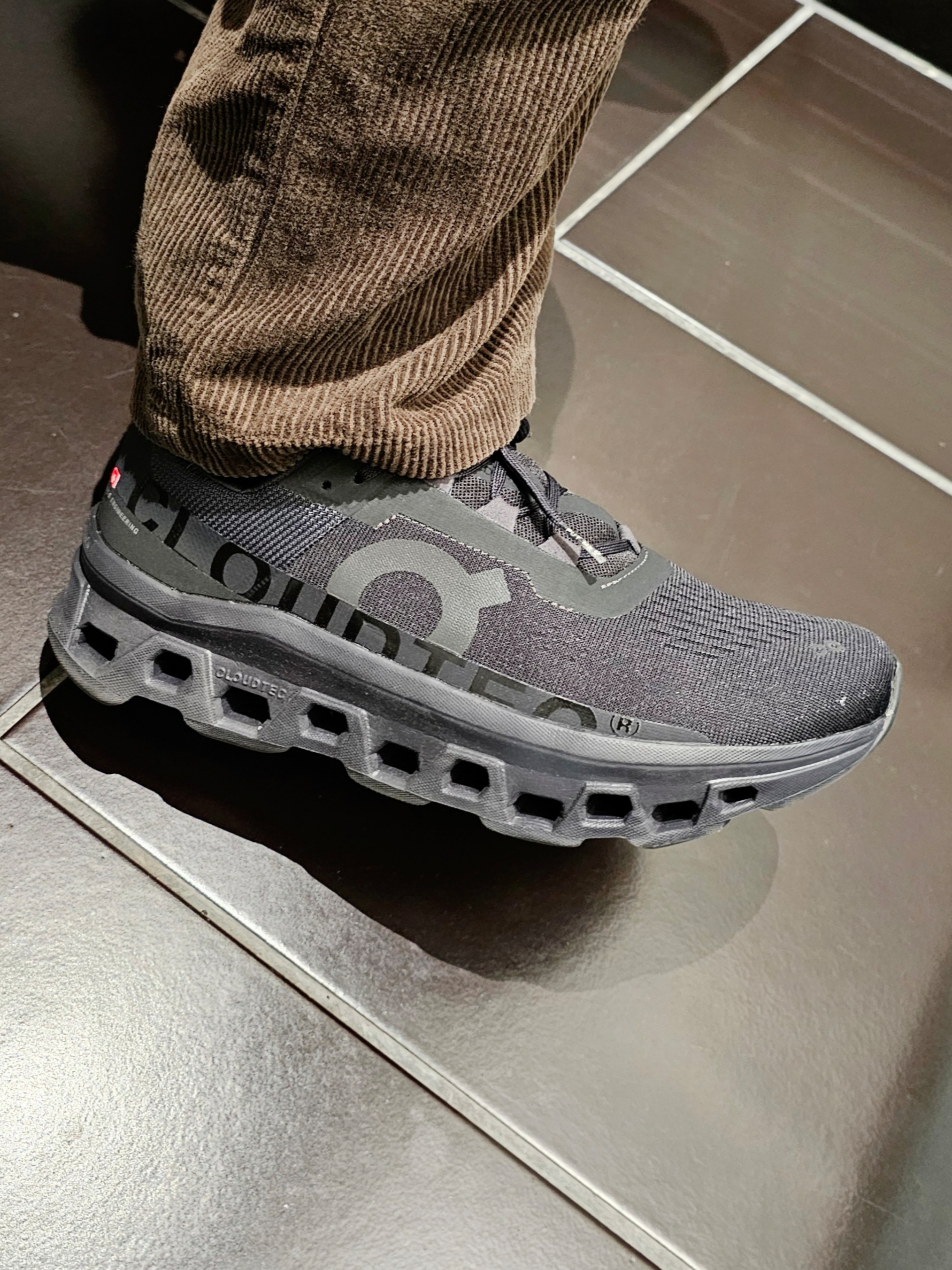 On Running Cloudmonster All Black 착용 스타일 - 1