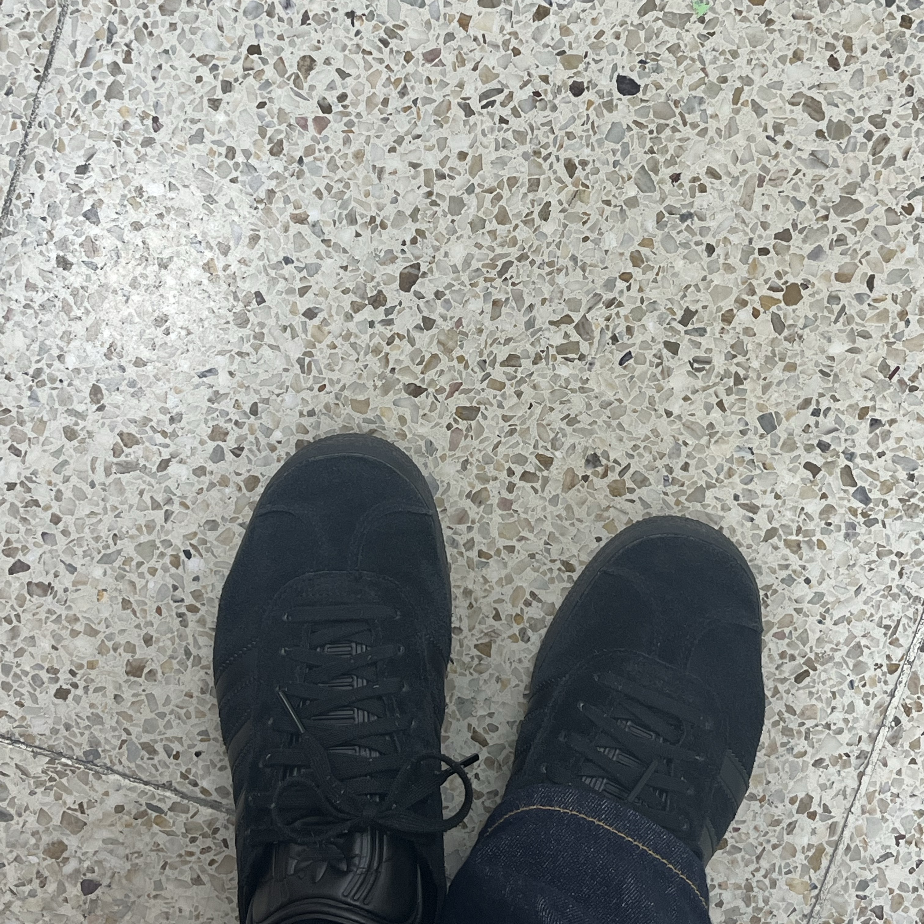Adidas Gazelle Triple Black 착용 스타일