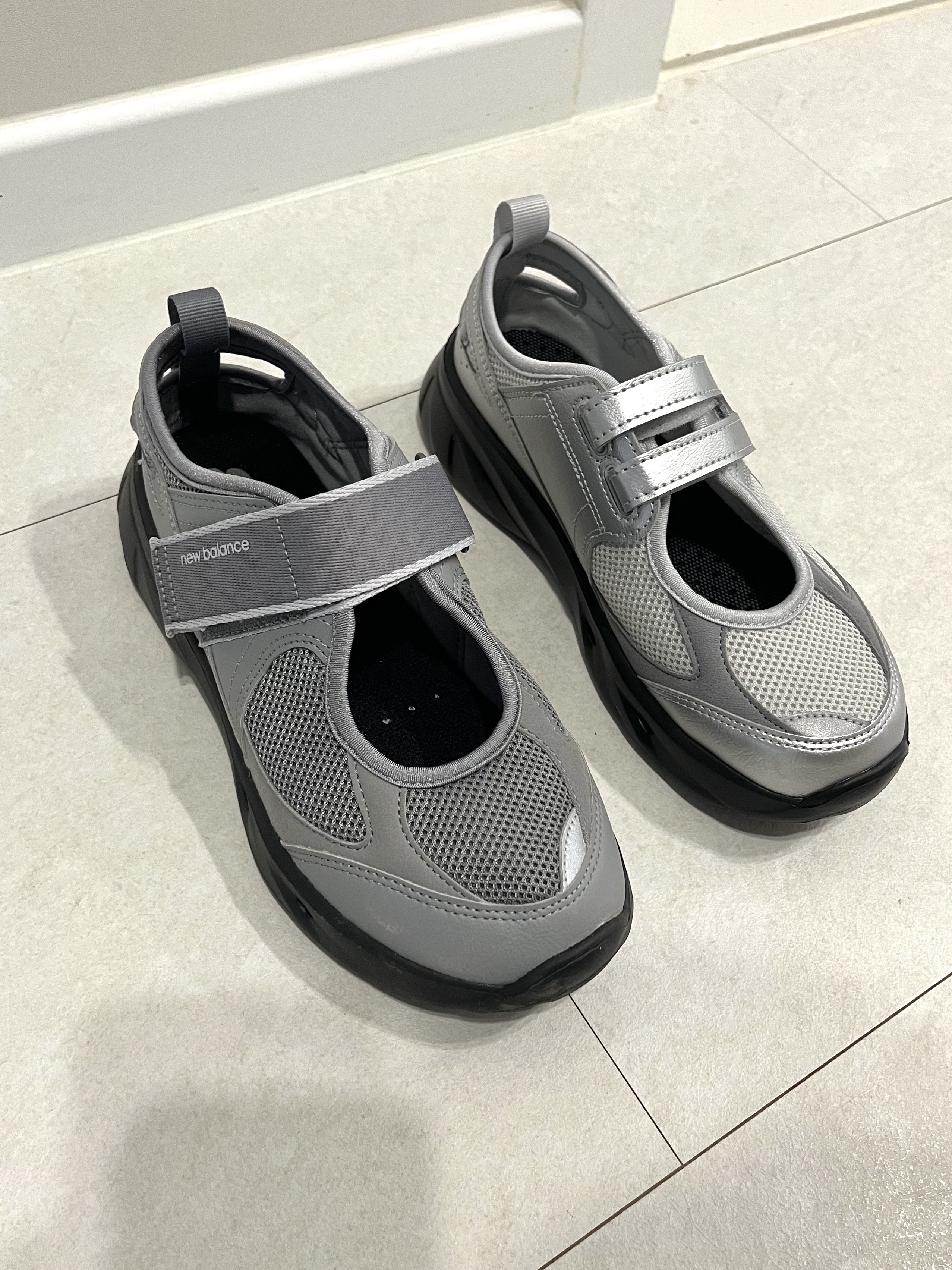 (W) New Balance Breeze SD2202 Metalic Silver, (W) New Balance Breeze SD2202 Gray 착용 스타일 - 3