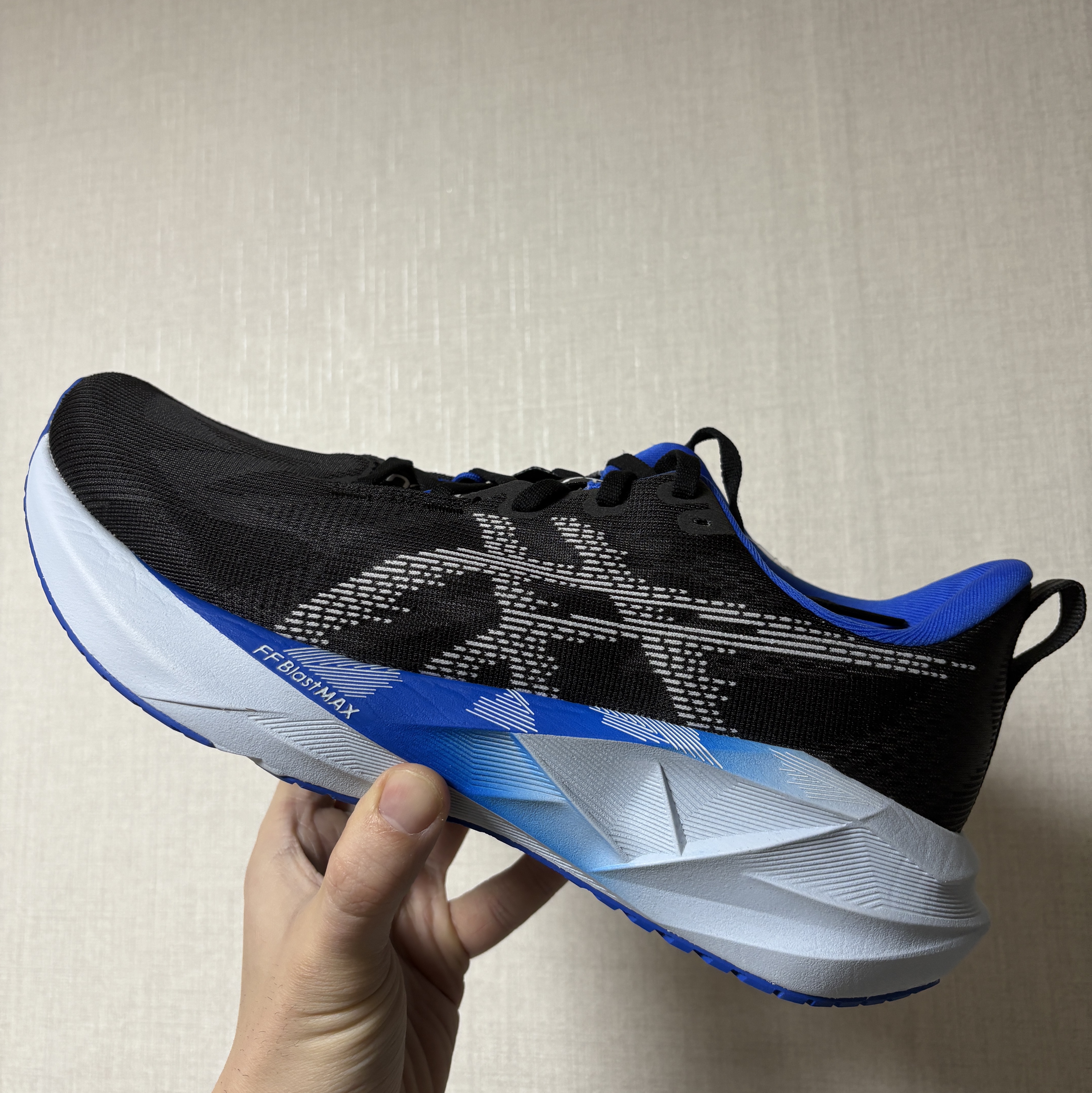 Asics Novablast 5 Black White 착용 스타일